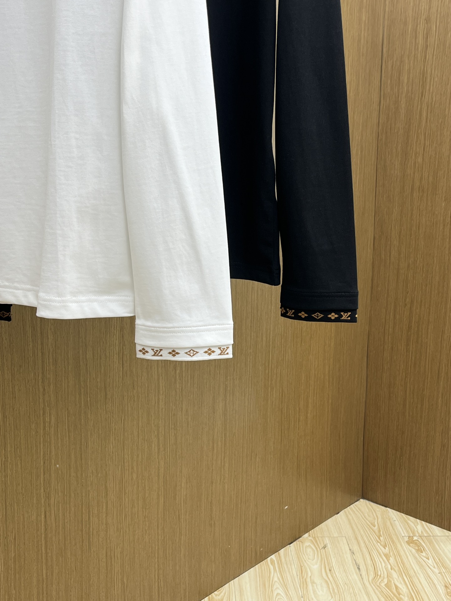 秋冬 LV 🔥🔥s秋冬新品长袖T恤 、圆领独家定制丝光棉棉面料，明星最爱时装味休闲简单大方 品牌logo