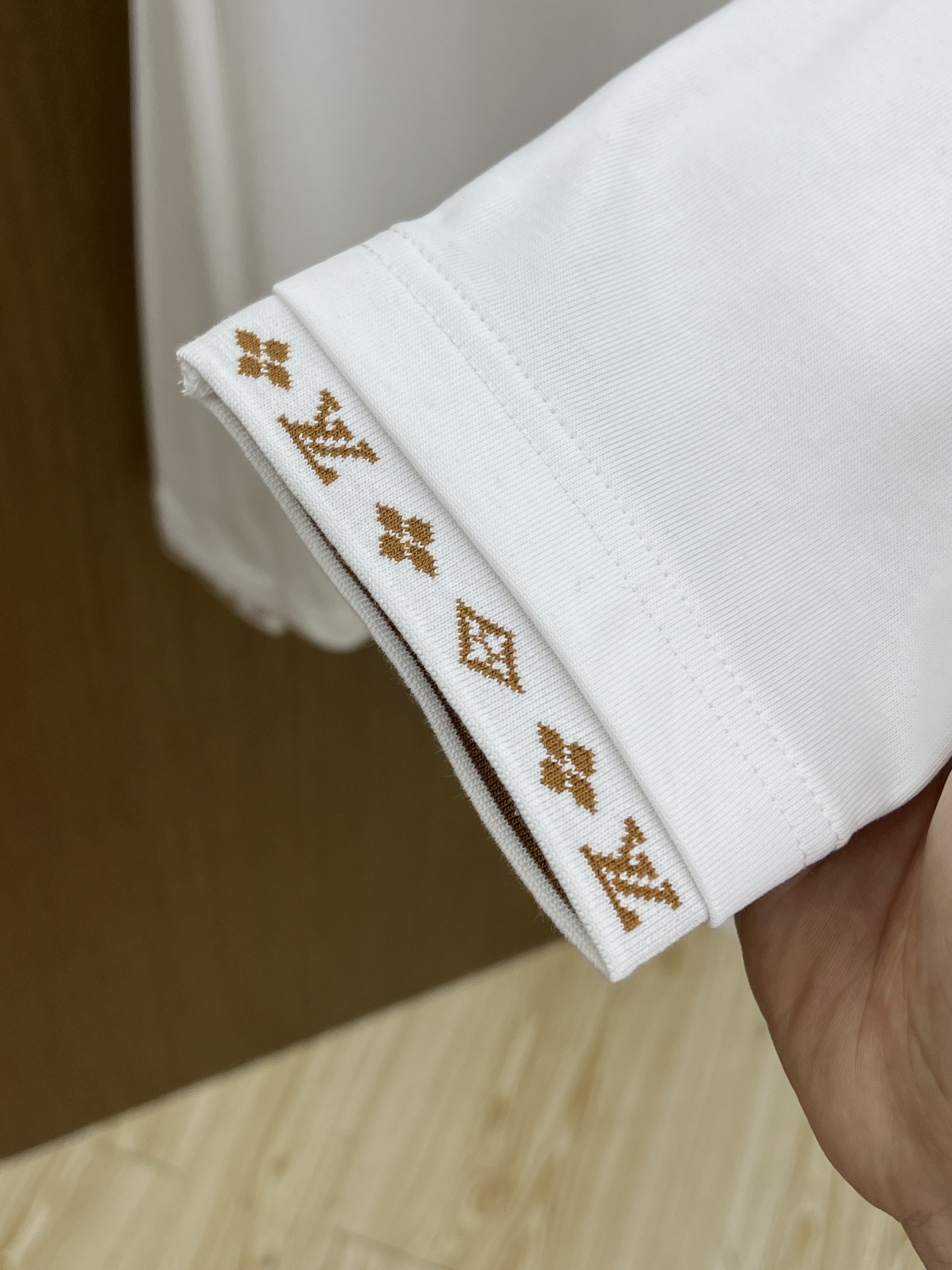秋冬 LV 🔥🔥s秋冬新品长袖T恤 、圆领独家定制丝光棉棉面料，明星最爱时装味休闲简单大方 品牌logo