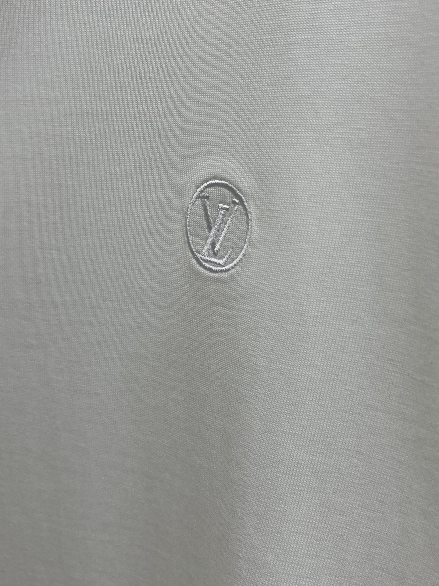 秋冬 LV 🔥🔥s秋冬新品长袖T恤 、圆领独家定制丝光棉棉面料，明星最爱时装味休闲简单大方 品牌logo
