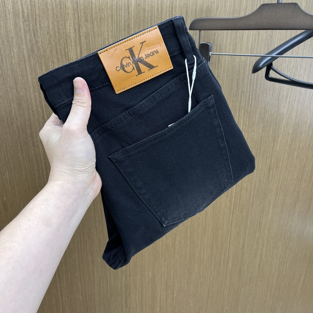 NO:504088,Autumn and Winter CK SS autumn and winter new products are super soft washed jeans, with a handsome upper body, a small straight-fitting design, slim-fitting cut, men's top casual cotton!  High-end stretchy all-season versatile commuter jeans for men!  The style is extremely versatile, the fabric is elastic and the material is also outstanding, with a bit retro and old style. The thick fabric is suitable for all seasons to wear and the industry's exclusive first-time model, and the four seasons versatile commuter model!  This high-end slim elastic tight jeans are versatile and comfortable!  29-38 (no 35,37), jeans,alexander wang19860909秋冬 CK SS秋冬新品超柔和水洗牛仔裤 ,上身爆帅,小直筒设计,修身裁剪,男款顶级休闲棉质！高端弹力四季百搭通勤牛仔男裤！款式极其的百搭,面料弹力,材质也十分出众,有点复古做旧的风格,厚面料适合四季穿着业内独家首发款,四季百搭通勤款！这类高端的修身弹力紧身牛仔裤,fxq百搭而且舒适！ 29-38（无35,37）,,jeans,alexander wang,Men's clothing