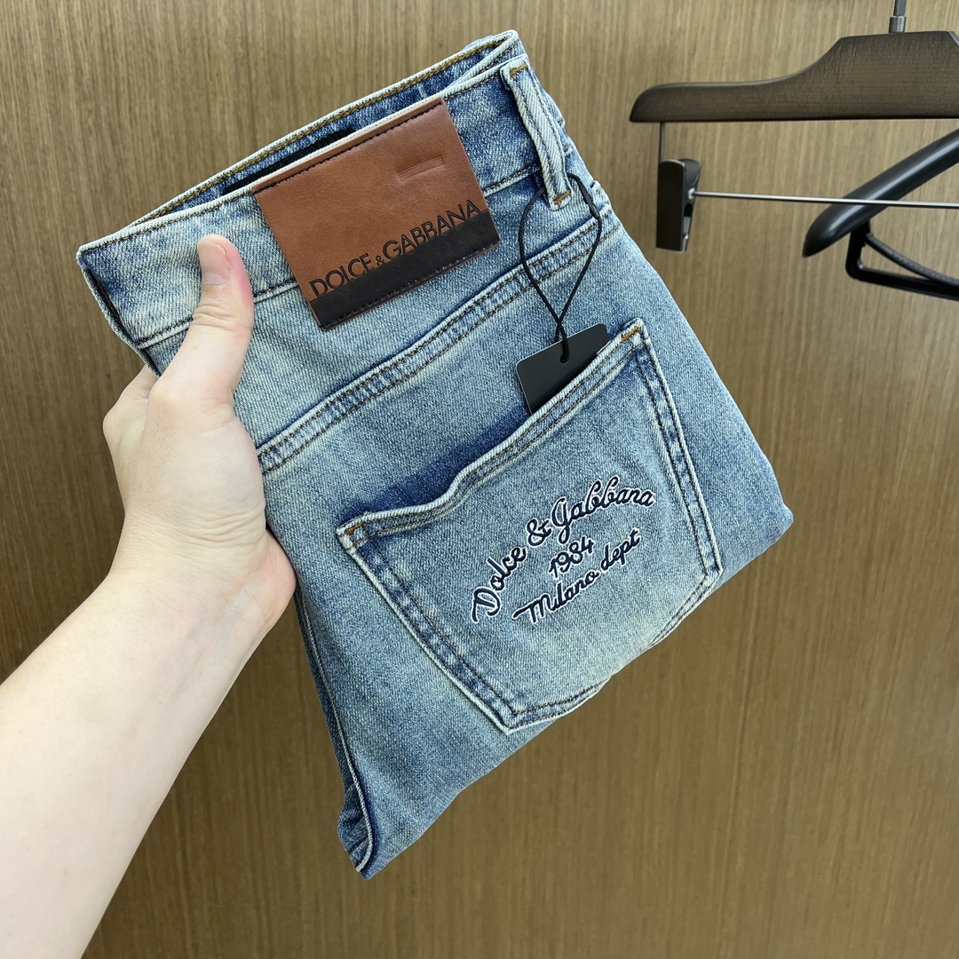 NO:504092,Autumn and Winter DG SS autumn and winter new products are super soft washed jeans, with a handsome upper body, a small straight-fitting design, slim-fitting cut, men's top casual cotton!  High-end stretchy all-season versatile commuter jeans for men!  The style is extremely versatile, the fabric is elastic and the material is also outstanding, with a bit retro and old style. The thick fabric is suitable for all seasons to wear and the industry's exclusive first-time model, and the four seasons versatile commuter style!  This high-end slim elastic tight jeans are versatile and comfortable!  29-38 (no 35,37), jeans,alexander wang19860909秋冬 DG SS秋冬新品超柔和水洗牛仔裤 ,上身爆帅,小直筒设计,修身裁剪,男款顶级休闲棉质！高端弹力四季百搭通勤牛仔男裤！款式极其的百搭,面料弹力,材质也十分出众,有点复古做旧的风格,厚面料适合四季穿着业内独家首发款,四季百搭通勤款！这类高端的修身弹力紧身牛仔裤,fxq百搭而且舒适！ 29-38（无35,37）,,jeans,alexander wang,Men's clothing