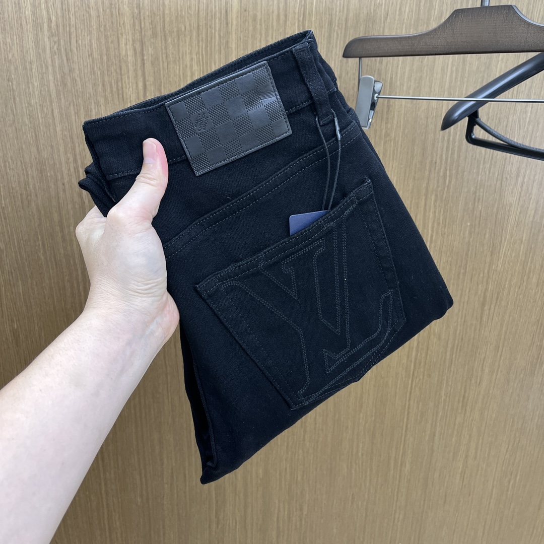 NO:504096,Autumn and Winter LV SS autumn and winter new products are super soft washed jeans, with a handsome upper body, a small straight-fitting design, slim-fitting cut, men's top casual cotton!  High-end stretchy all-season versatile commuter jeans for men!  The style is extremely versatile, the fabric is elastic and the material is also outstanding, with a bit retro and old style. The thick fabric is suitable for all seasons to wear and the industry's exclusive first-time model, and the four seasons versatile commuter model!  This high-end slim elastic tight jeans are versatile and comfortable!  29-38 (none 35,37), louis vuitton,jeans,alexander wang19860909秋冬 LV SS秋冬新品超柔和水洗牛仔裤 ,上身爆帅,小直筒设计,修身裁剪,男款顶级休闲棉质！高端弹力四季百搭通勤牛仔男裤！款式极其的百搭,面料弹力,材质也十分出众,有点复古做旧的风格,厚面料适合四季穿着业内独家首发款,四季百搭通勤款！这类高端的修身弹力紧身牛仔裤,fxq百搭而且舒适！ 29-38（无35,37）,,louis vuitton,jeans,alexander wang,Men's clothing