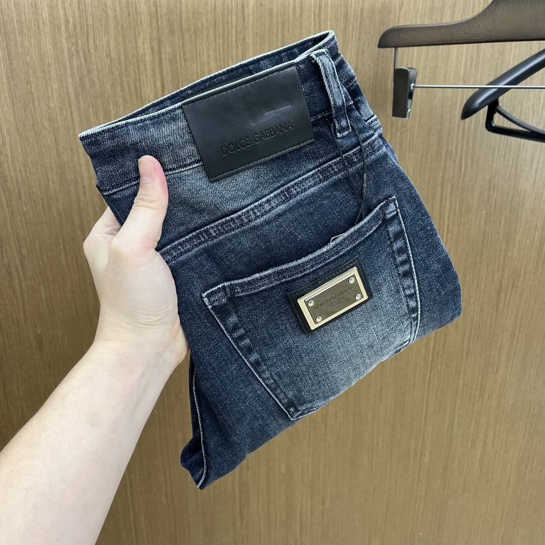 NO:504100,Autumn and Winter DG SS autumn and winter new products are super soft washed jeans, with a handsome upper body, a small straight-fitting design, slim-fitting cut, men's top casual cotton!  High-end stretchy all-season versatile commuter jeans for men!  The style is extremely versatile, the fabric is elastic and the material is also outstanding, with a bit retro and old style. The thick fabric is suitable for all seasons to wear and the industry's exclusive first-time model, and the four seasons versatile commuter style!  This high-end slim elastic tight jeans are versatile and comfortable!  29-38 (no 35,37), jeans,alexander wang19860909秋冬 DG SS秋冬新品超柔和水洗牛仔裤 ,上身爆帅,小直筒设计,修身裁剪,男款顶级休闲棉质！高端弹力四季百搭通勤牛仔男裤！款式极其的百搭,面料弹力,材质也十分出众,有点复古做旧的风格,厚面料适合四季穿着业内独家首发款,四季百搭通勤款！这类高端的修身弹力紧身牛仔裤,fxq百搭而且舒适！ 29-38（无35,37）,,jeans,alexander wang,Men's clothing