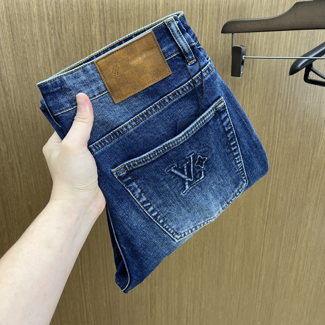 NO:504104,Autumn and Winter LV SS autumn and winter new products are super soft washed jeans, with a handsome upper body, a small straight-fitting design, slim-fitting cut, men's top casual cotton!  High-end stretchy all-season versatile commuter jeans for men!  The style is extremely versatile, the fabric is elastic and the material is also outstanding, with a bit retro and old style. The thick fabric is suitable for all seasons to wear and the industry's exclusive first-time model, and the four seasons versatile commuter style!  This high-end slim elastic tight jeans are versatile and comfortable!  29-38 (none 35,37), louis vuitton,jeans,alexander wang19860909秋冬 LV SS秋冬新品超柔和水洗牛仔裤 ,上身爆帅,小直筒设计,修身裁剪,男款顶级休闲棉质！高端弹力四季百搭通勤牛仔男裤！款式极其的百搭,面料弹力,材质也十分出众,有点复古做旧的风格,厚面料适合四季穿着业内独家首发款,四季百搭通勤款！这类高端的修身弹力紧身牛仔裤,fxq百搭而且舒适！ 29-38（无35,37）,,louis vuitton,jeans,alexander wang,Men's clothing
