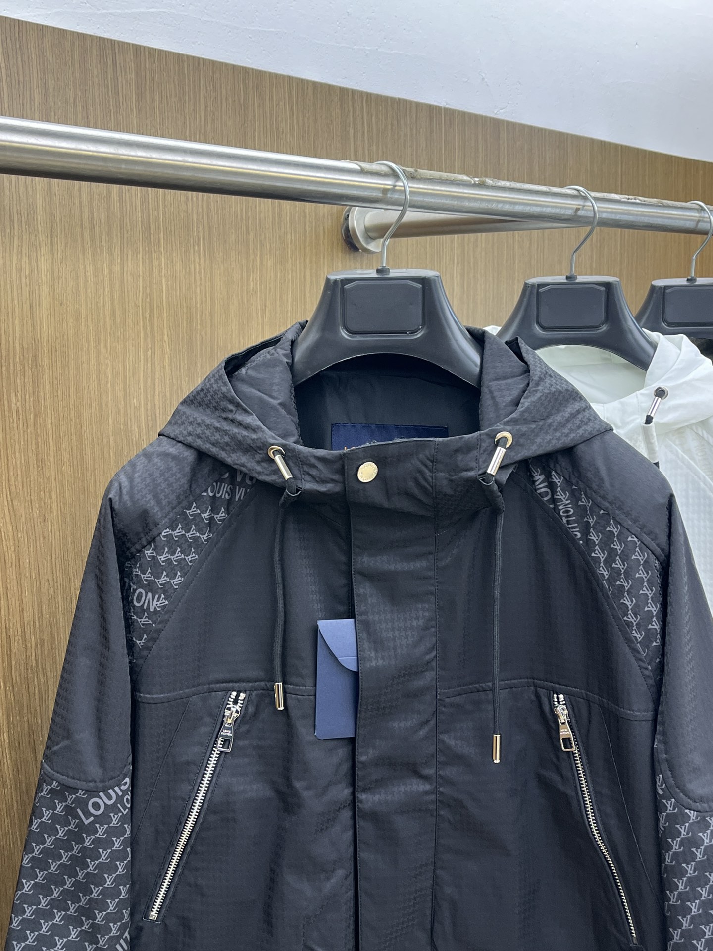 秋冬 LV🔥🔥ss早秋新款发布 驴牌连帽夹克外套，秋季爆款夹薄棉夹克，提花拼接款字母logo刺绣款穿上就