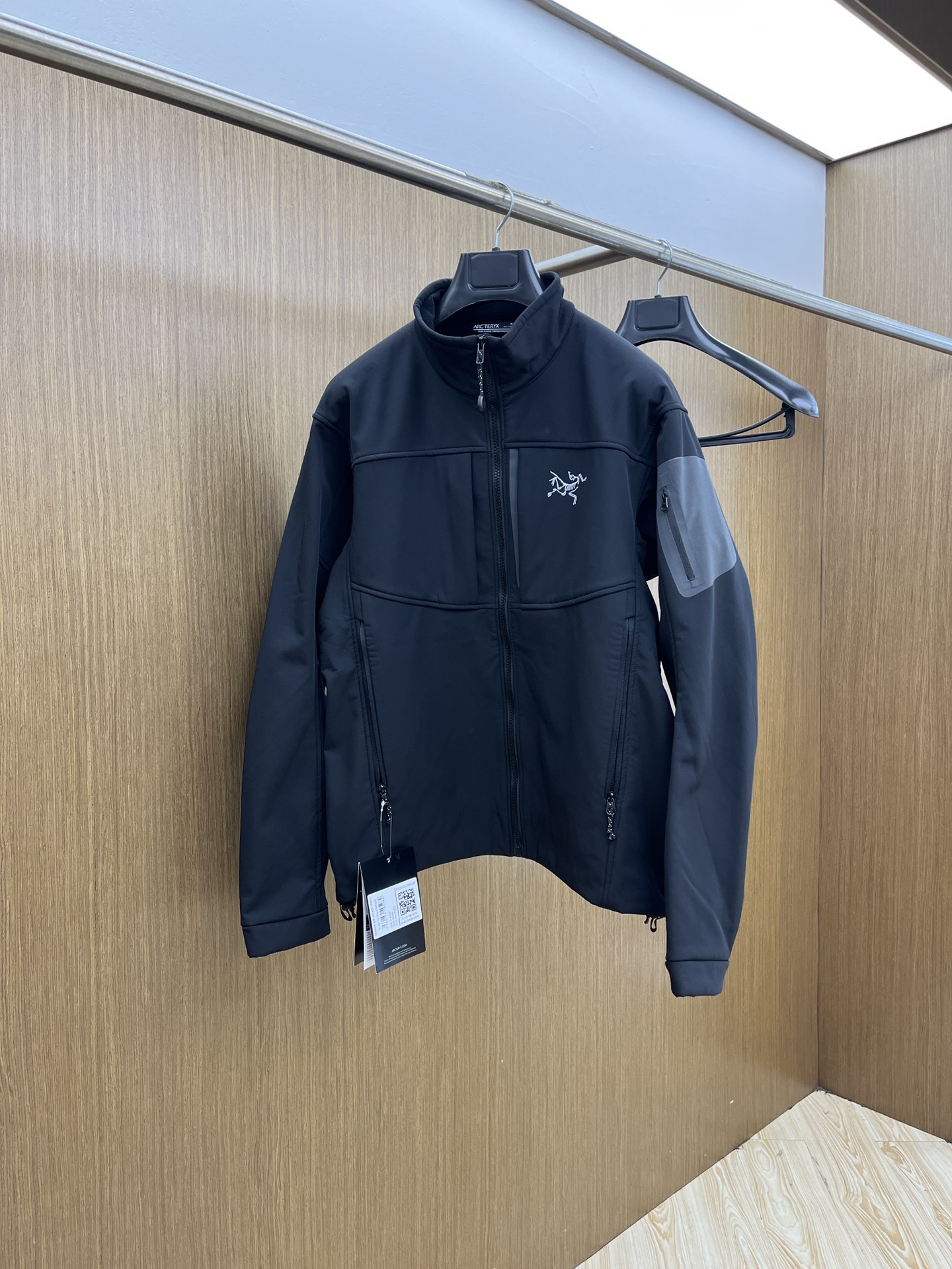 NO:530027,The same style on the Autumn and Winter Arc official website is exclusively available for the latest fashionable autumn and winter jackets. A jacket with a classic design and appearance are even more attractive. It is a high-end quality that cannot be picked and controlled. You can buy it directly. You cannot miss it! Through the detailed pictures, you can feel its powerful aura, and the temperature concentration and keep warm is significant. Fjj doesn’t have to worry about a little chill! It is both fashionable and functional, and the whole style looks more luxurious and elegant! Size M-2XL, Jackets & coats, Jackets & coats, Alexander wang19860909秋冬 Arc 官网同款独家专供最新时尚秋冬夹克 经典设计感与颜值爆棚的外套,品质更是无法挑剔品控可以直接入手,不容过错的高端臻品！通过细节图片便可感受到它强悍的气场,聚温保暖效果显著,fjj完全不用担心会有一点寒意！时尚与功能性兼备,整款显得更加的奢华大气！ 尺码M-2XL,,jackets & coats,jackets & coats,alexander wang,Men's clothing