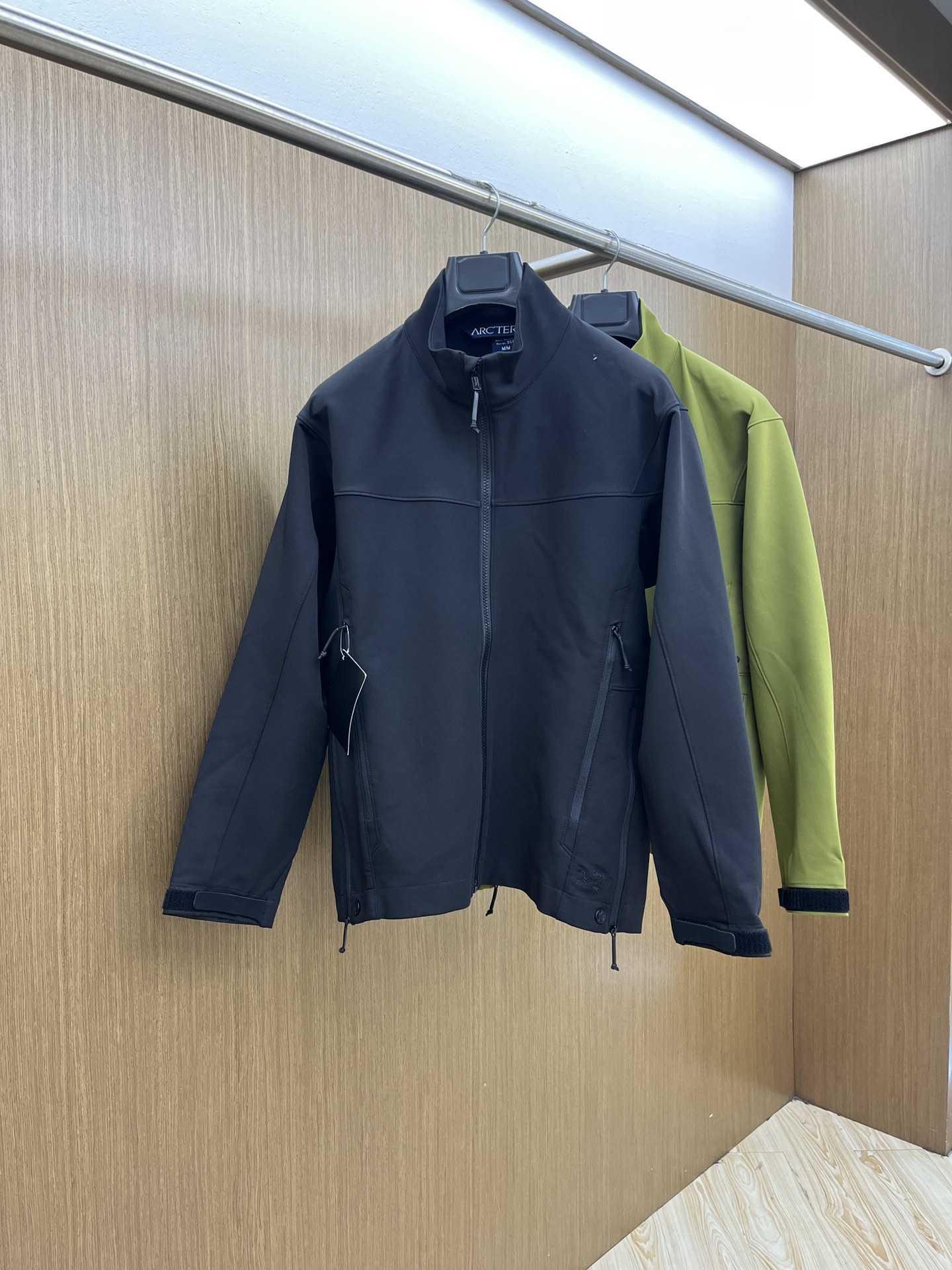 NO:530029,The same style on the Autumn and Winter Arc official website is exclusively available for the latest fashionable autumn and winter jackets. A jacket with a classic design and appearance are even more attractive. It is a high-end quality that cannot be picked and controlled. You can buy it directly. You cannot miss it! Through the detailed pictures, you can feel its powerful aura, and the temperature concentration and keep warm is significant. Fjj doesn’t have to worry about a little chill! It is both fashionable and functional, and the whole style looks more luxurious and elegant! Size M-XL, Jackets & coats, Jackets & coats, Alexander wang19860909秋冬 Arc 官网同款独家专供最新时尚秋冬夹克 经典设计感与颜值爆棚的外套,品质更是无法挑剔品控可以直接入手,不容过错的高端臻品！通过细节图片便可感受到它强悍的气场,聚温保暖效果显著,fjj完全不用担心会有一点寒意！时尚与功能性兼备,整款显得更加的奢华大气！ 尺码M-XL,,jackets & coats,jackets & coats,alexander wang,Men's clothing