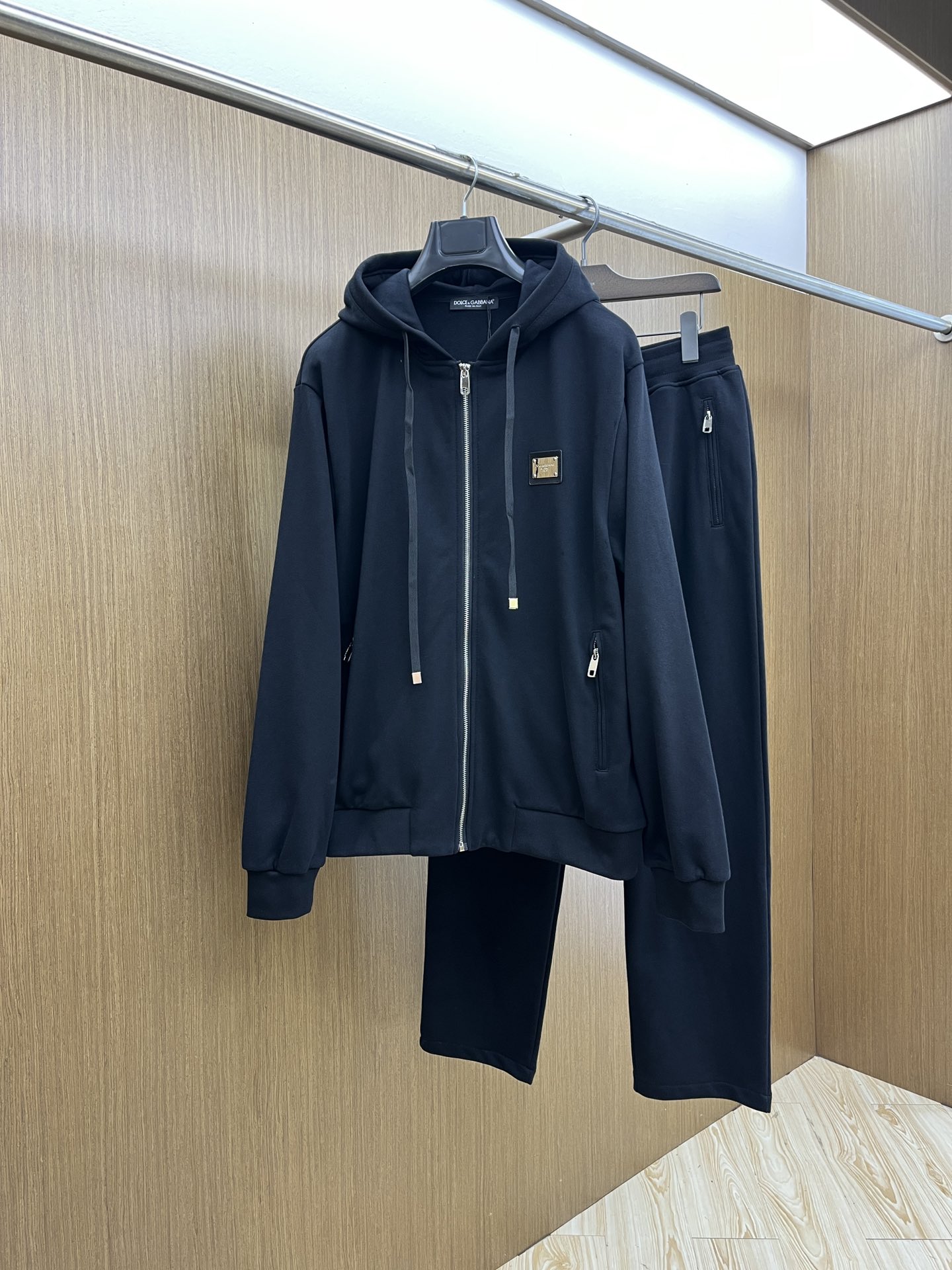 NO:522578,Autumn and Winter/set DG official website exclusively available, high-end exclusive customized models, new autumn and winter counters with the same casual set, breathable and comfortable and casual!  Full of high-end feeling!  The details are exquisite and high-end, and the workmanship is impeccable!  The original high-end fabric looks high-end!  The fabric is crisp, wrinkle-resistant, wear-resistant, warm, neat and stylish. This autumn and winter, everyone must buy a set. You must be handsome and handsome. You are a very recommended model for your family!  A02 counter size 48-56/M-3XL, alexander wang19860909秋冬/套 DG 官网独家专供 高端独家定制款 秋冬新款专柜同款休闲套装,透气舒适休闲！高级感满满！细节精致高档,做工无可挑剔！原版高端面料很显高级！面料挺括抗皱耐磨,保暖利落有型 这个秋冬每人必须入手一套 穿上必须是醉帅气的 醉nice的 咋们家特别推荐款！A02专柜尺码48-56/M-3XL,,alexander wang,Men's clothing