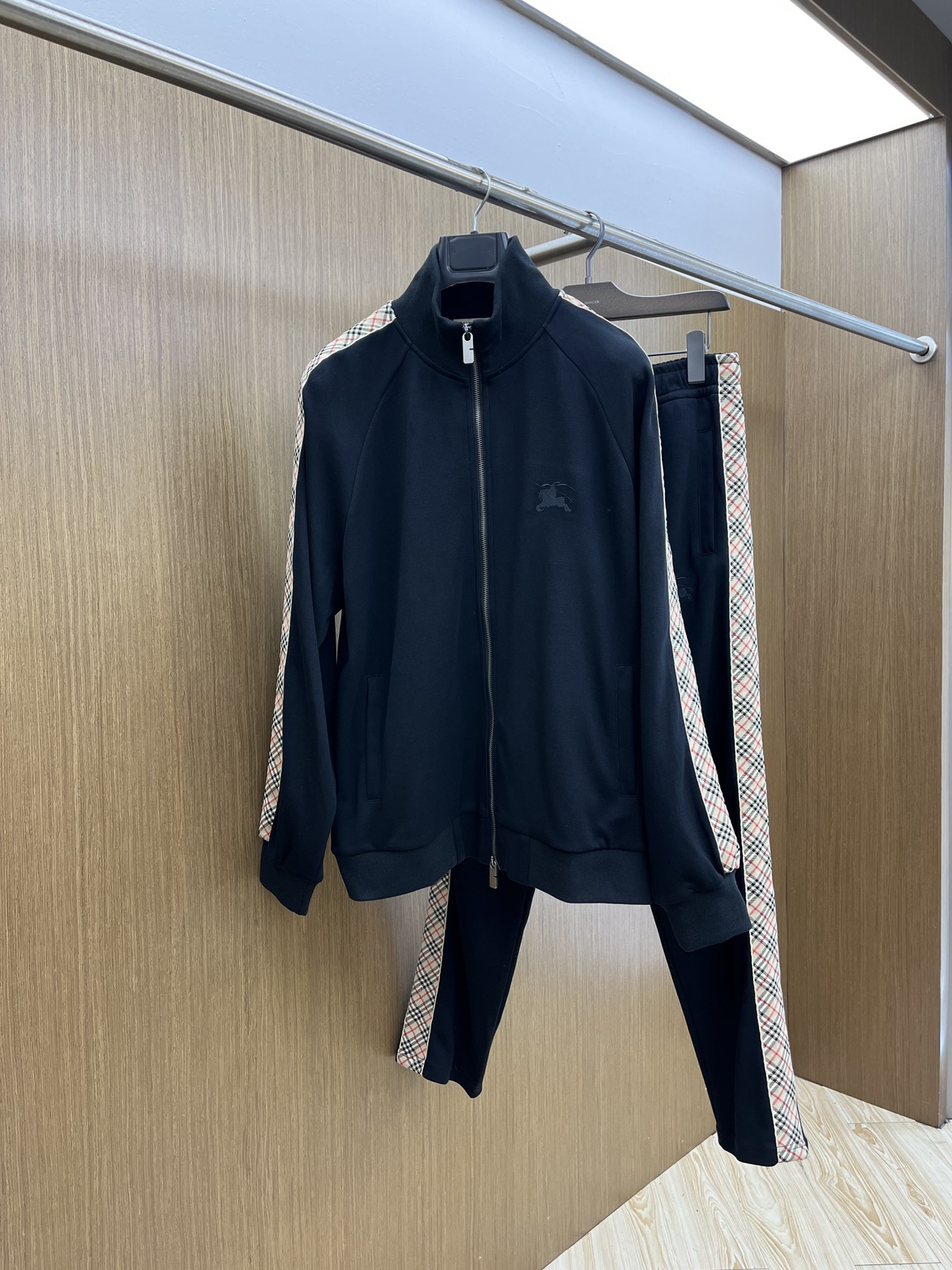 NO:522583,Autumn and Winter/set BBR official website exclusively available, high-end exclusive customized models, new autumn and winter counters with the same casual set, breathable and comfortable and casual!  Full of high-end feeling!  The details are exquisite and high-end, and the workmanship is impeccable!  The original high-end fabric looks high-end!  The fabric is crisp, wrinkle-resistant, wear-resistant, warm, neat and stylish. This autumn and winter, everyone must buy a set. You must be handsome and handsome. You are a very recommended model for your family!  A02 counter size 48-56/M-3XL, alexander wang19860909秋冬/套 BBR 官网独家专供 高端独家定制款 秋冬新款专柜同款休闲套装,透气舒适休闲！高级感满满！细节精致高档,做工无可挑剔！原版高端面料很显高级！面料挺括抗皱耐磨,保暖利落有型 这个秋冬每人必须入手一套 穿上必须是醉帅气的 醉nice的 咋们家特别推荐款！A02专柜尺码48-56/M-3XL,,alexander wang,Men's clothing