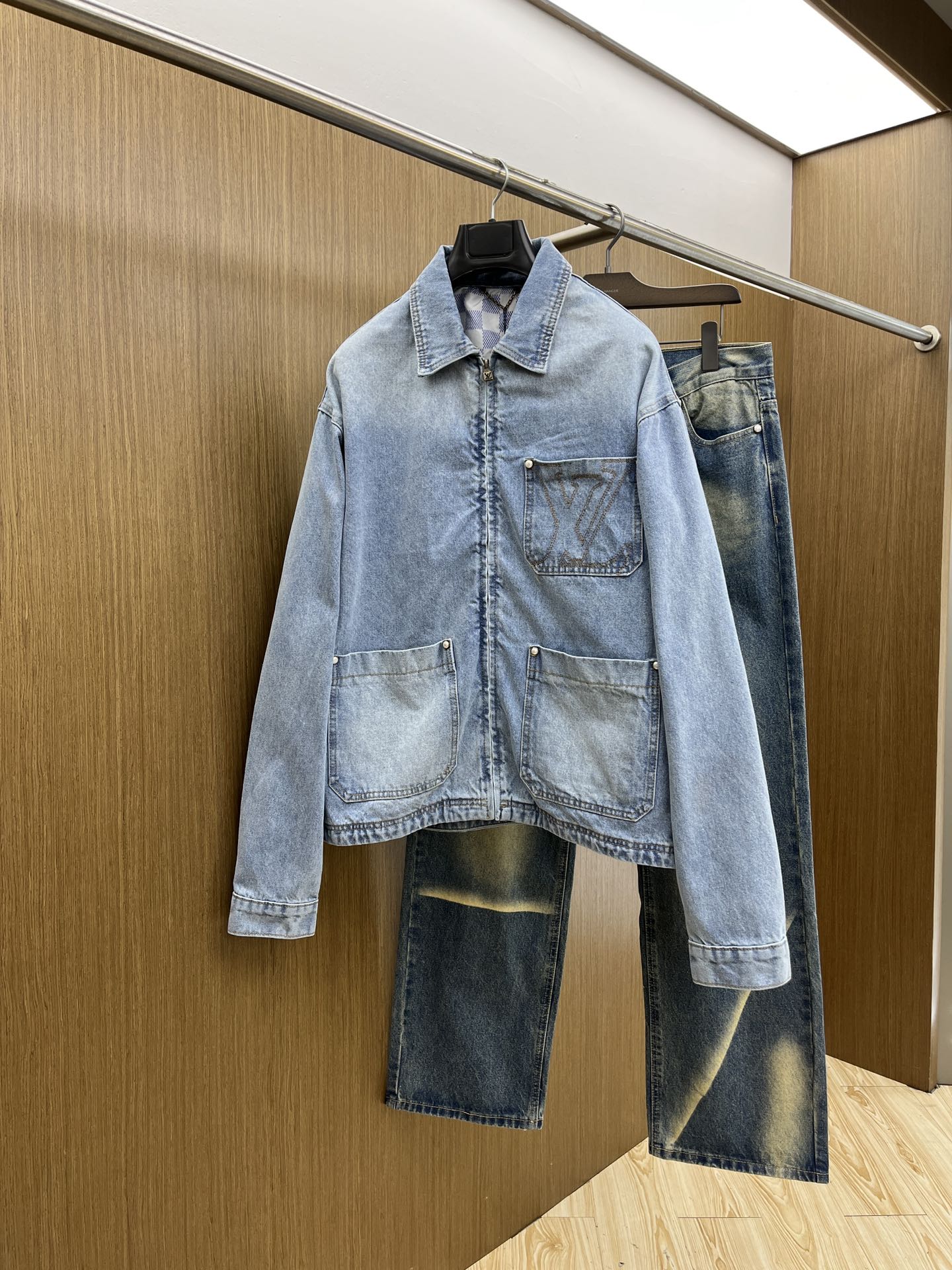 NO:505574,Autumn and Winter LV autumn and winter official website new heavy-working work clothes washing buffet official website catwalk style super hot series... chest pocket design logo The overall process is complex and takes a long time Inner sleeve Positioning and cutting Original hardware opening model for men and women xd Craft washing and making old size Size 46-52,,louis vuitton,jackets & coats,alexander wang19860909秋冬 LV秋冬官网新款重工工装洗水牛仔外套 官网走秀款 超级火爆系列…… 胸前口袋设计Logo 整体工艺复杂 耗时较长 内套里 定位裁剪 原五金开模 男女同款xd 工艺洗水做旧 尺码46-52,,louis vuitton,jackets & coats,alexander wang,Men's clothing