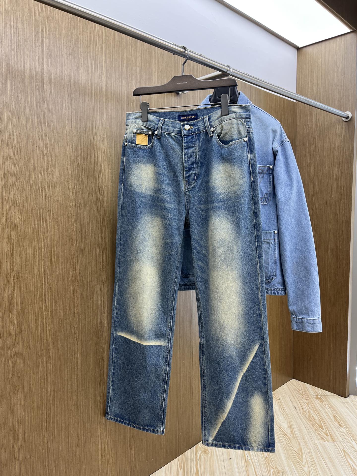 NO:505575,Autumn and Winter LV autumn and winter official website new heavy-working work clothes washing wide-leg jeans official website catwalk super hot series... chest pocket design logo The overall process is complex and takes a long time Inner sleeve Positioning and cutting Original hardware opening model for men and women xd Craft washing and making old Size S-XL,,louis vuitton,jeans,alexander wang19860909秋冬 LV秋冬官网新款重工工装洗水阔腿牛仔裤 官网走秀款 超级火爆系列…… 胸前口袋设计Logo 整体工艺复杂 耗时较长 内套里 定位裁剪 原五金开模 男女同款xd 工艺洗水做旧 尺码S-XL,,louis vuitton,jeans,alexander wang,Men's clothing