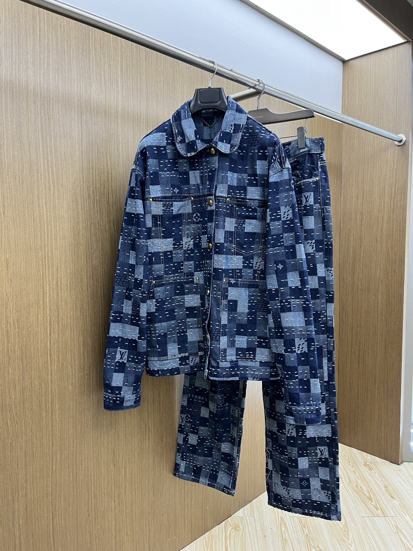 NO:505576,Autumn and Winter LV autumn and winter official website new heavy-working work clothes washing cowboy jacket official website catwalk style super hot series... chest pocket design logo The overall process is complex, time-consuming, inner sleeve, positioning and cutting Original hardware opening model, male and female same style xd craft washing and making old size Size 46-52,,louis vuitton, jackets & coats,alexander wang19860909秋冬 LV秋冬官网新款重工工装洗水牛仔外套 官网走秀款 超级火爆系列…… 胸前口袋设计Logo 整体工艺复杂 耗时较长 内套里 定位裁剪 原五金开模 男女同款xd 工艺洗水做旧 尺码46-52,,louis vuitton,jackets & coats,alexander wang,Men's clothing