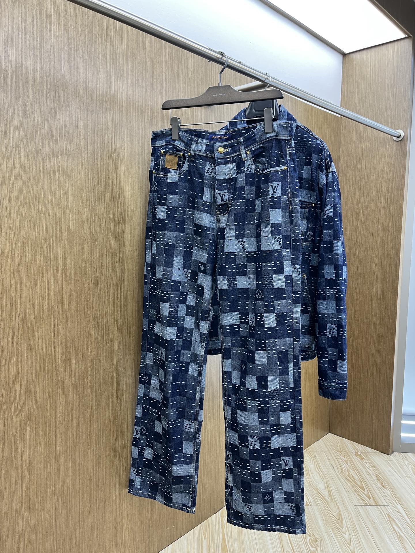 NO:505570,Autumn and Winter LV autumn and winter official website new heavy-working work clothes washing wide-leg jeans official website catwalk style super hot series... chest pocket design logo The overall process is complex and takes a long time Inner sleeve Positioning and cutting Original hardware opening model, same model for men and women xd Craft washing and making old Size S-XL,,louis vuitton,jeans,alexander wang19860909秋冬 LV秋冬官网新款重工工装洗水阔腿牛仔裤 官网走秀款 超级火爆系列…… 胸前口袋设计Logo 整体工艺复杂 耗时较长 内套里 定位裁剪 原五金开模 男女同款xd 工艺洗水做旧 尺码S-XL,,louis vuitton,jeans,alexander wang,Men's clothing