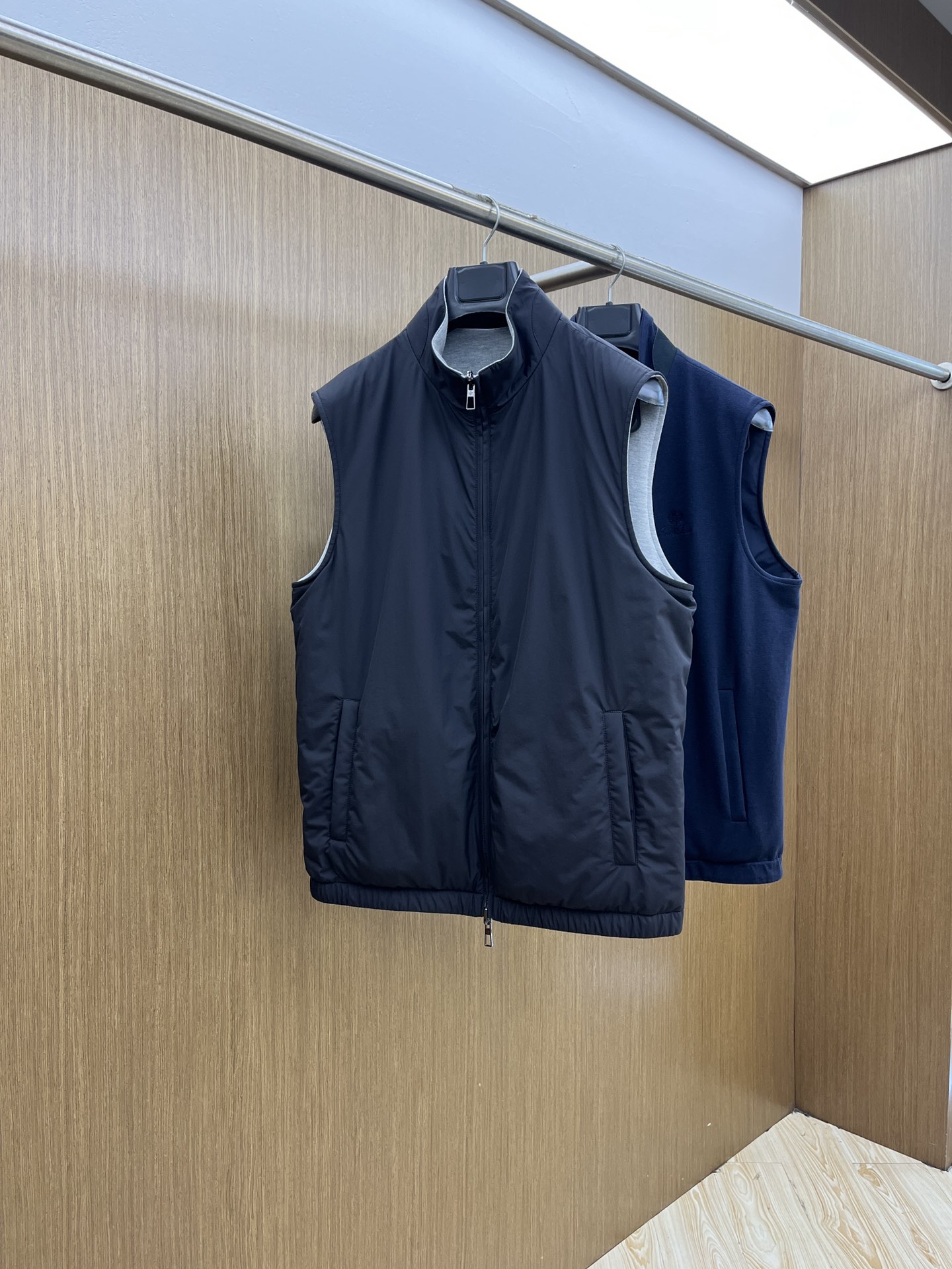 秋冬 lP🆕🔥🔥SS秋冬新款双面马甲外套。最新款。定制面料软糯亲肤，抗皱有型，上身舒适；胸前饰以品牌lo