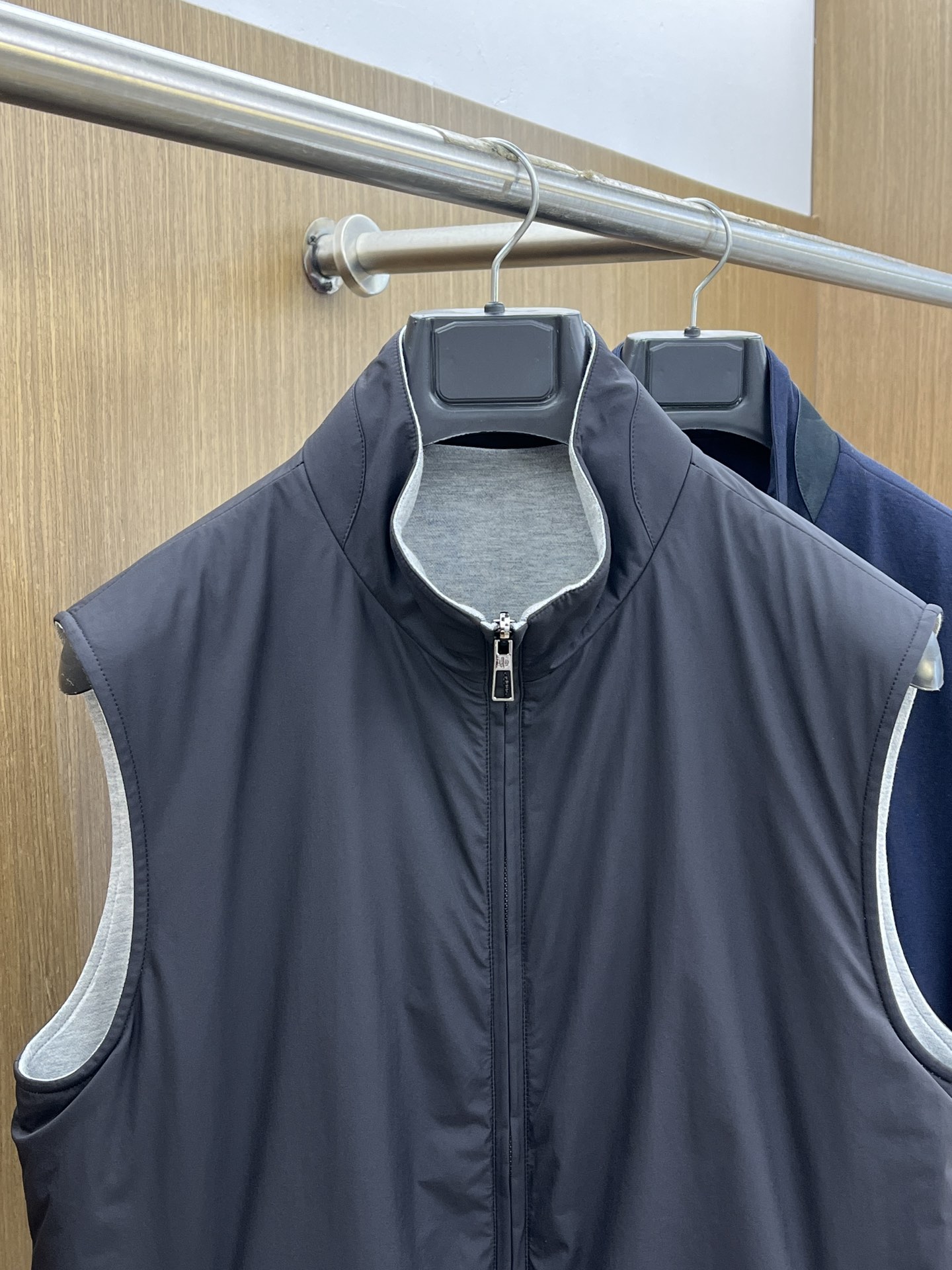 秋冬 lP🆕🔥🔥SS秋冬新款双面马甲外套。最新款。定制面料软糯亲肤，抗皱有型，上身舒适；胸前饰以品牌lo