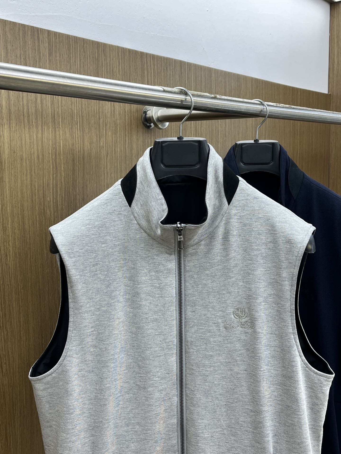 秋冬 lP🆕🔥🔥SS秋冬新款双面马甲外套。最新款。定制面料软糯亲肤，抗皱有型，上身舒适；胸前饰以品牌lo