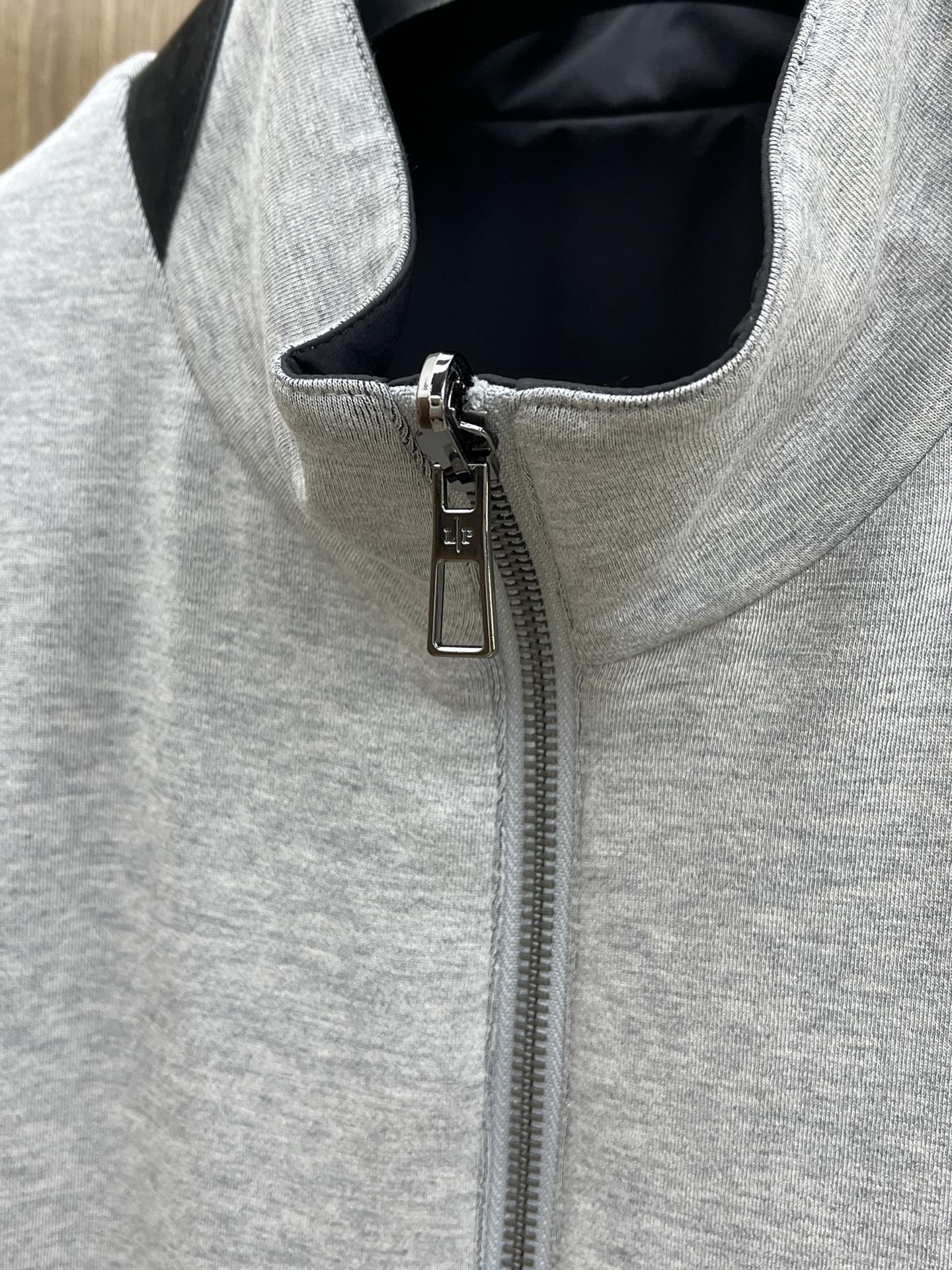 秋冬 lP🆕🔥🔥SS秋冬新款双面马甲外套。最新款。定制面料软糯亲肤，抗皱有型，上身舒适；胸前饰以品牌lo