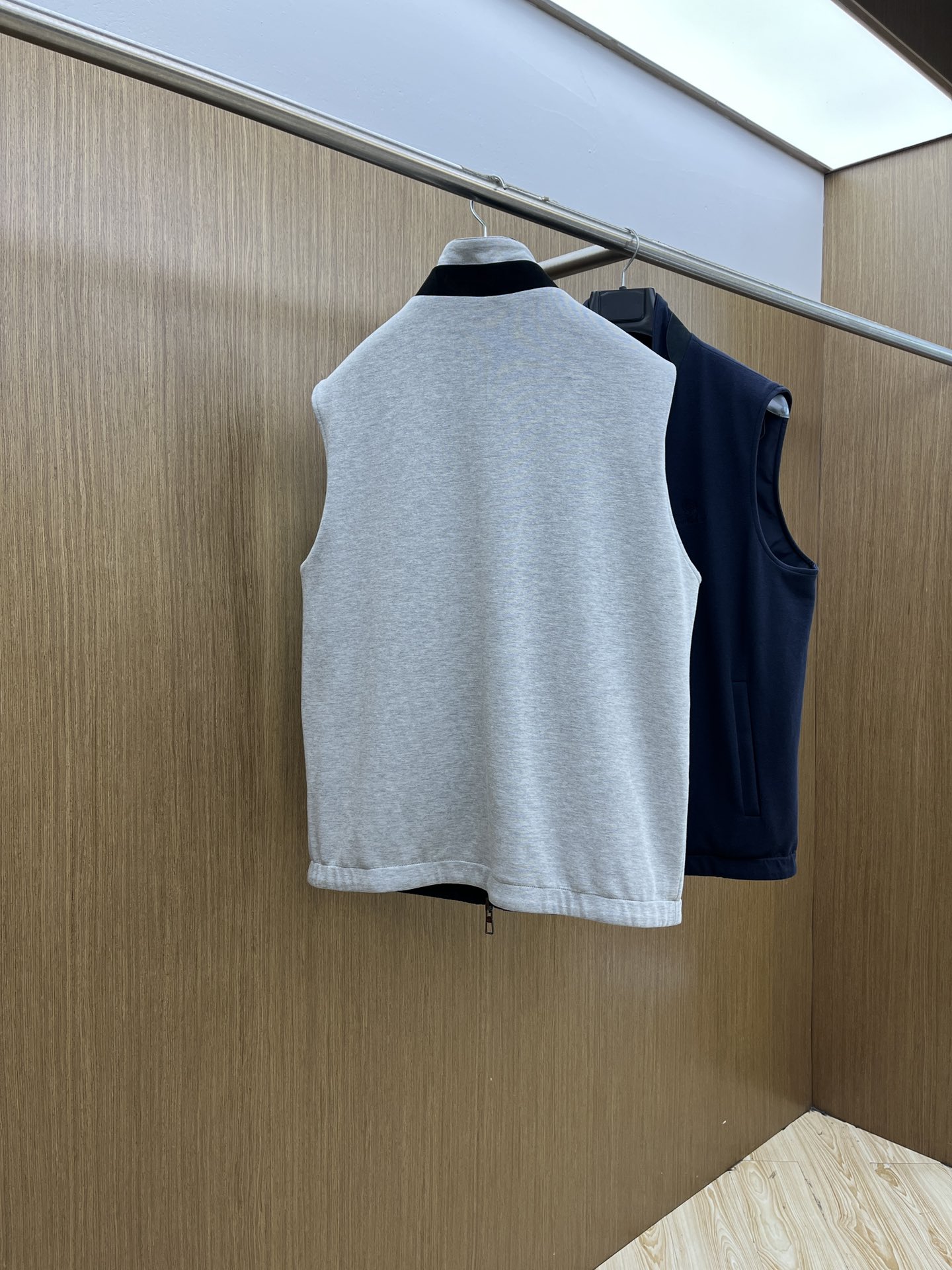 秋冬 lP🆕🔥🔥SS秋冬新款双面马甲外套。最新款。定制面料软糯亲肤，抗皱有型，上身舒适；胸前饰以品牌lo