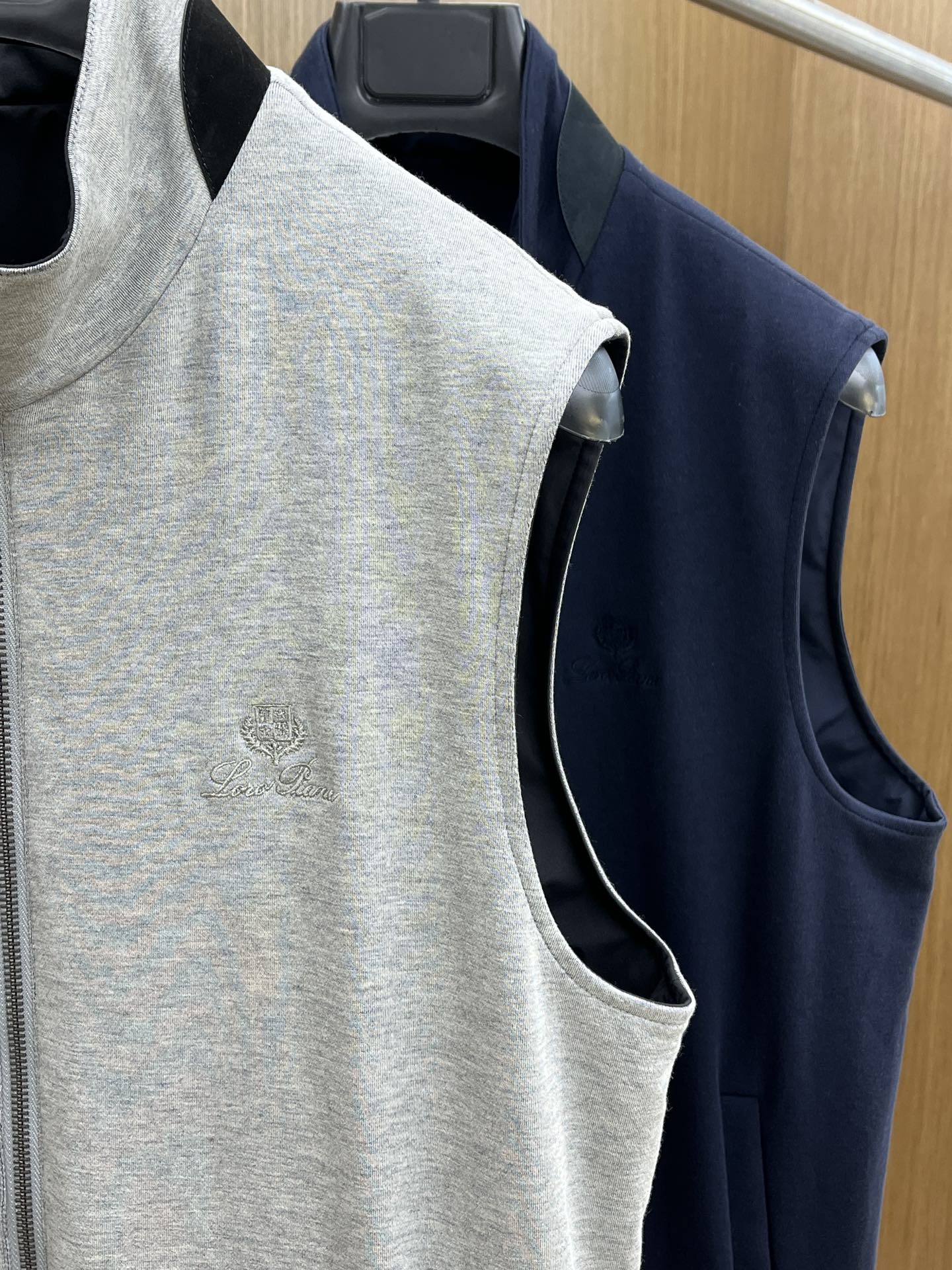 秋冬 lP🆕🔥🔥SS秋冬新款双面马甲外套。最新款。定制面料软糯亲肤，抗皱有型，上身舒适；胸前饰以品牌lo