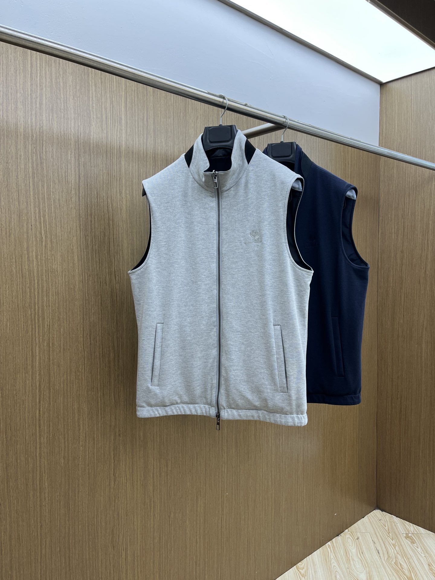 秋冬 lP🆕🔥🔥SS秋冬新款双面马甲外套。最新款。定制面料软糯亲肤，抗皱有型，上身舒适；胸前饰以品牌lo