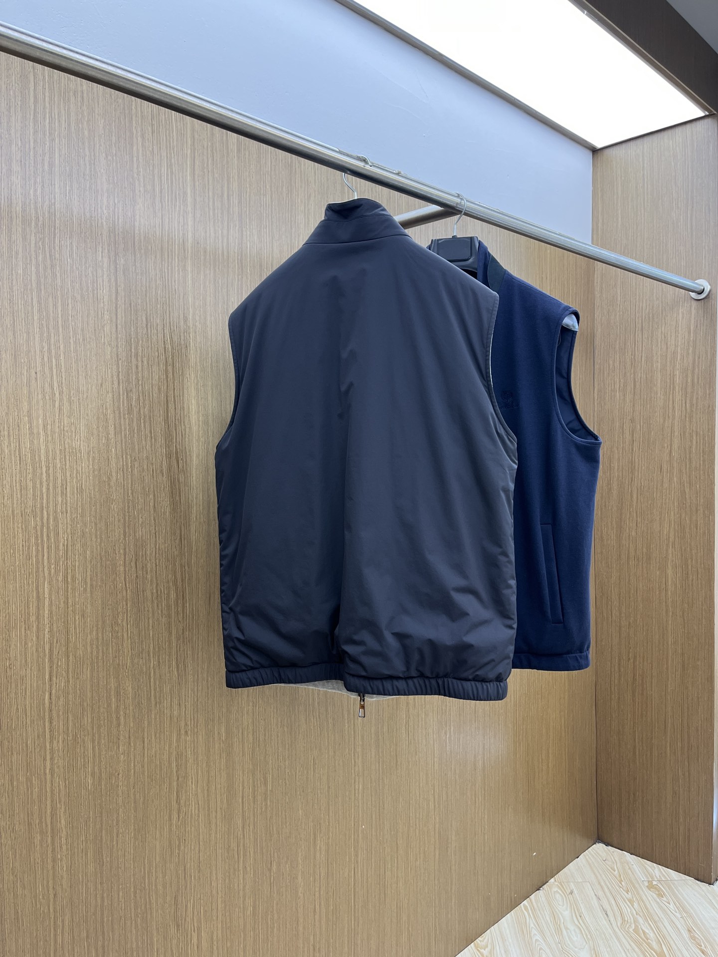 秋冬 lP🆕🔥🔥SS秋冬新款双面马甲外套。最新款。定制面料软糯亲肤，抗皱有型，上身舒适；胸前饰以品牌lo