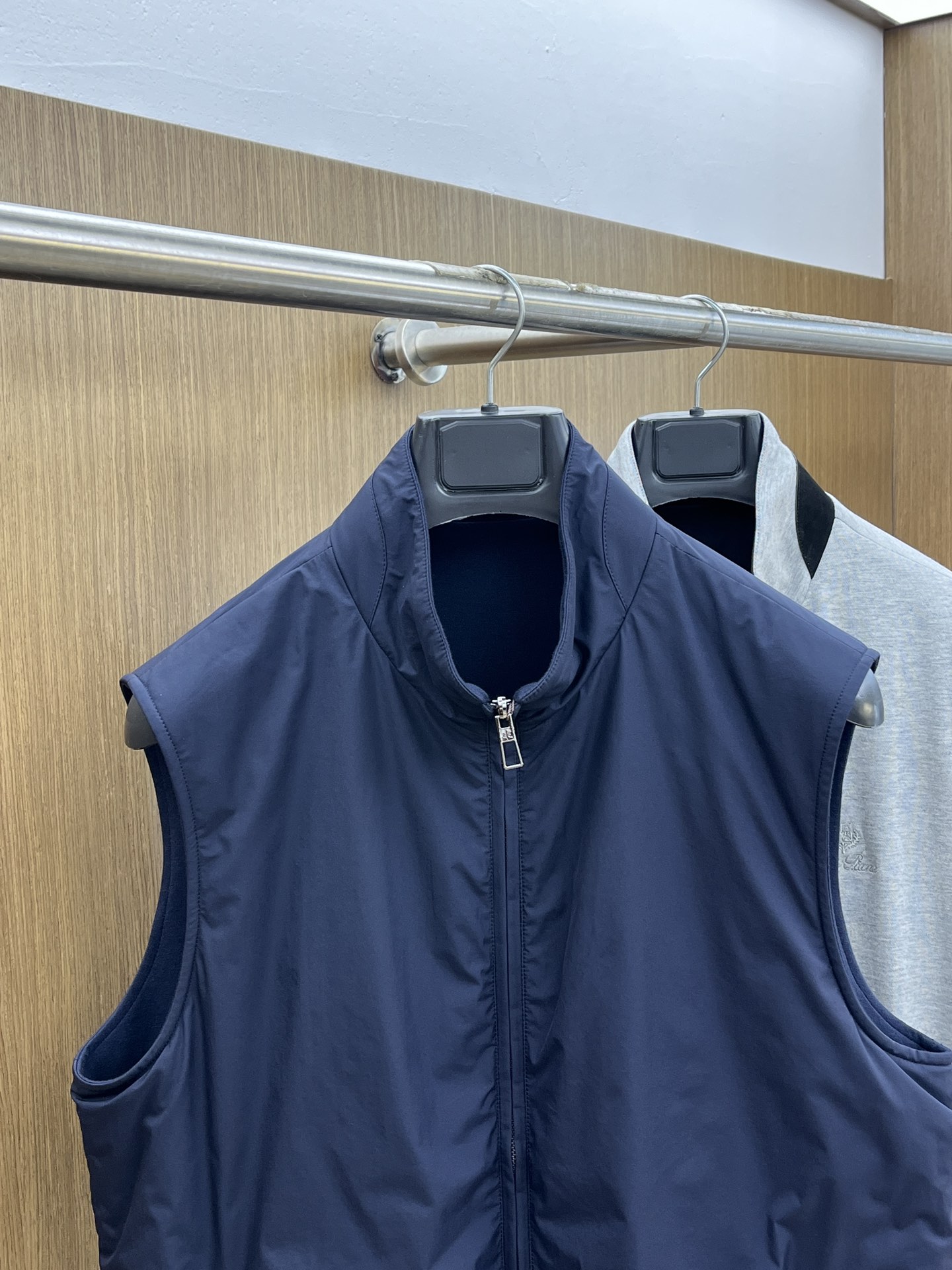 秋冬 lP🆕🔥🔥SS秋冬新款双面马甲外套。最新款。定制面料软糯亲肤，抗皱有型，上身舒适；胸前饰以品牌lo