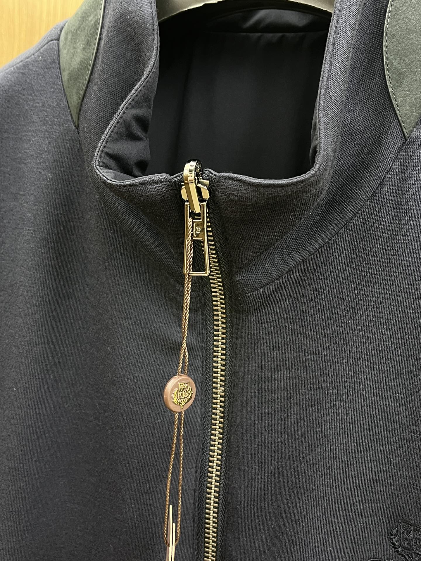 秋冬 lP🆕🔥🔥SS秋冬新款双面马甲外套。最新款。定制面料软糯亲肤，抗皱有型，上身舒适；胸前饰以品牌lo