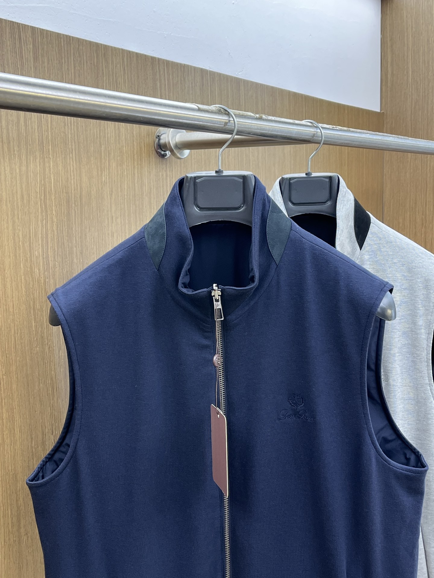 秋冬 lP🆕🔥🔥SS秋冬新款双面马甲外套。最新款。定制面料软糯亲肤，抗皱有型，上身舒适；胸前饰以品牌lo