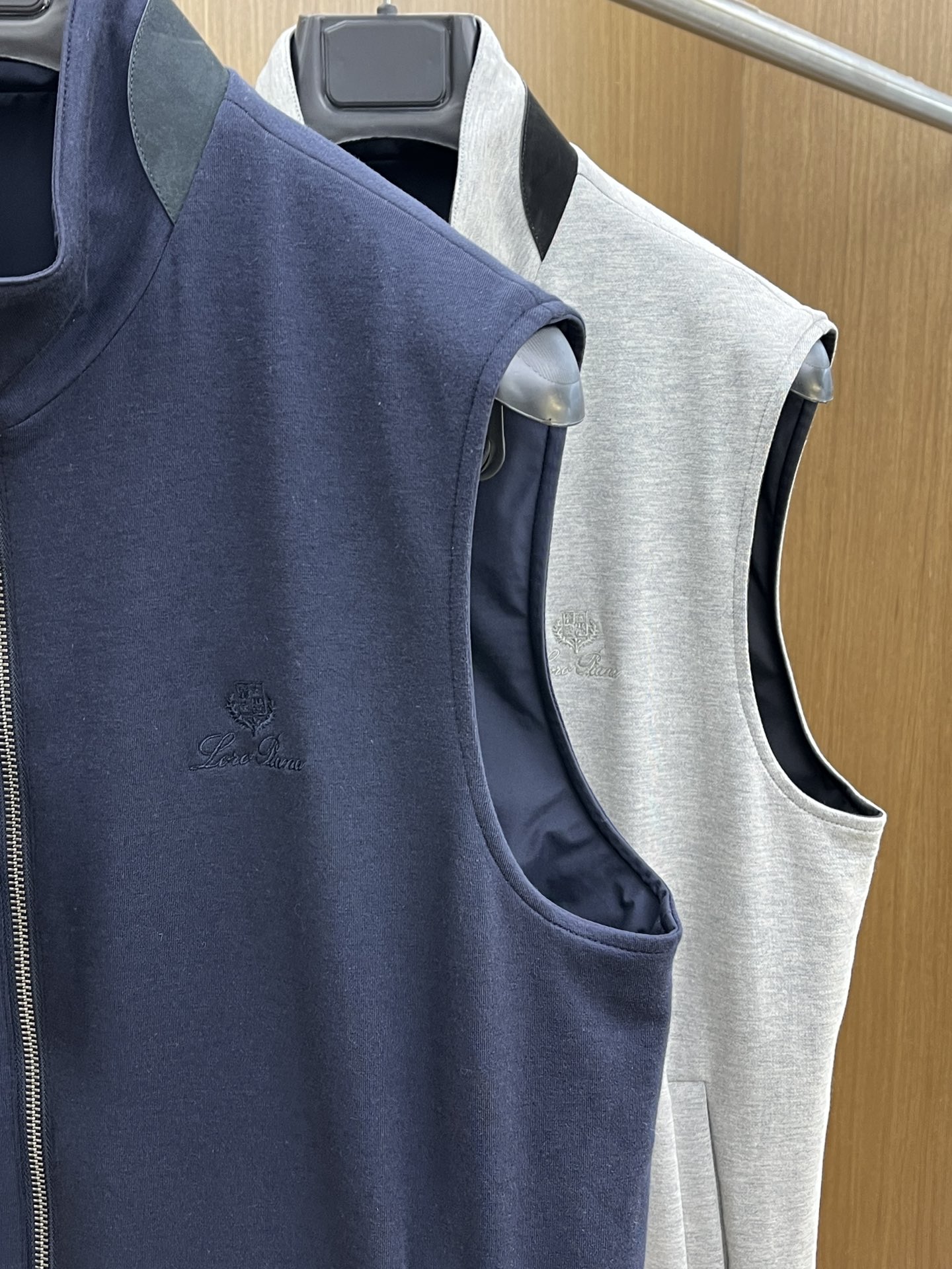 秋冬 lP🆕🔥🔥SS秋冬新款双面马甲外套。最新款。定制面料软糯亲肤，抗皱有型，上身舒适；胸前饰以品牌lo