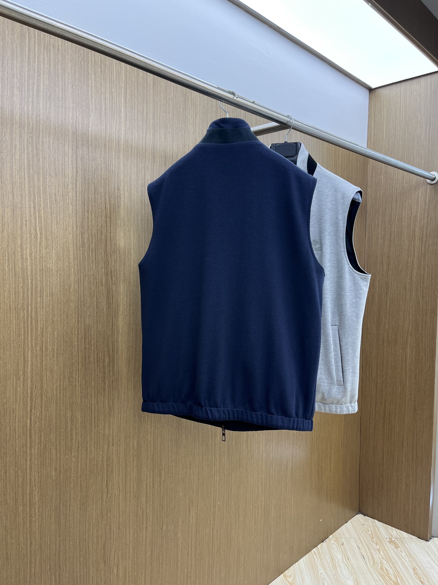 秋冬 lP🆕🔥🔥SS秋冬新款双面马甲外套。最新款。定制面料软糯亲肤，抗皱有型，上身舒适；胸前饰以品牌lo