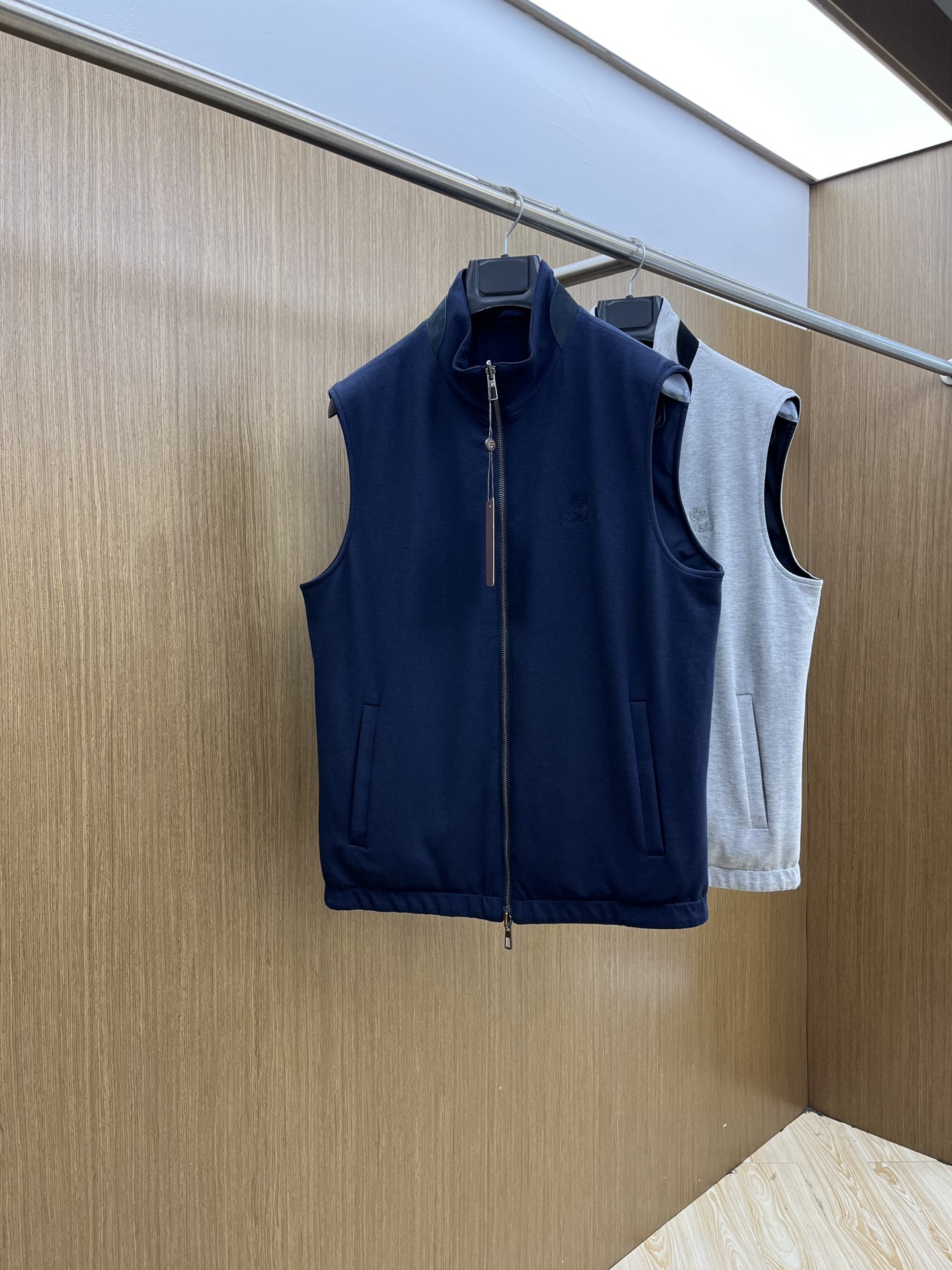 秋冬 lP🆕🔥🔥SS秋冬新款双面马甲外套。最新款。定制面料软糯亲肤，抗皱有型，上身舒适；胸前饰以品牌lo