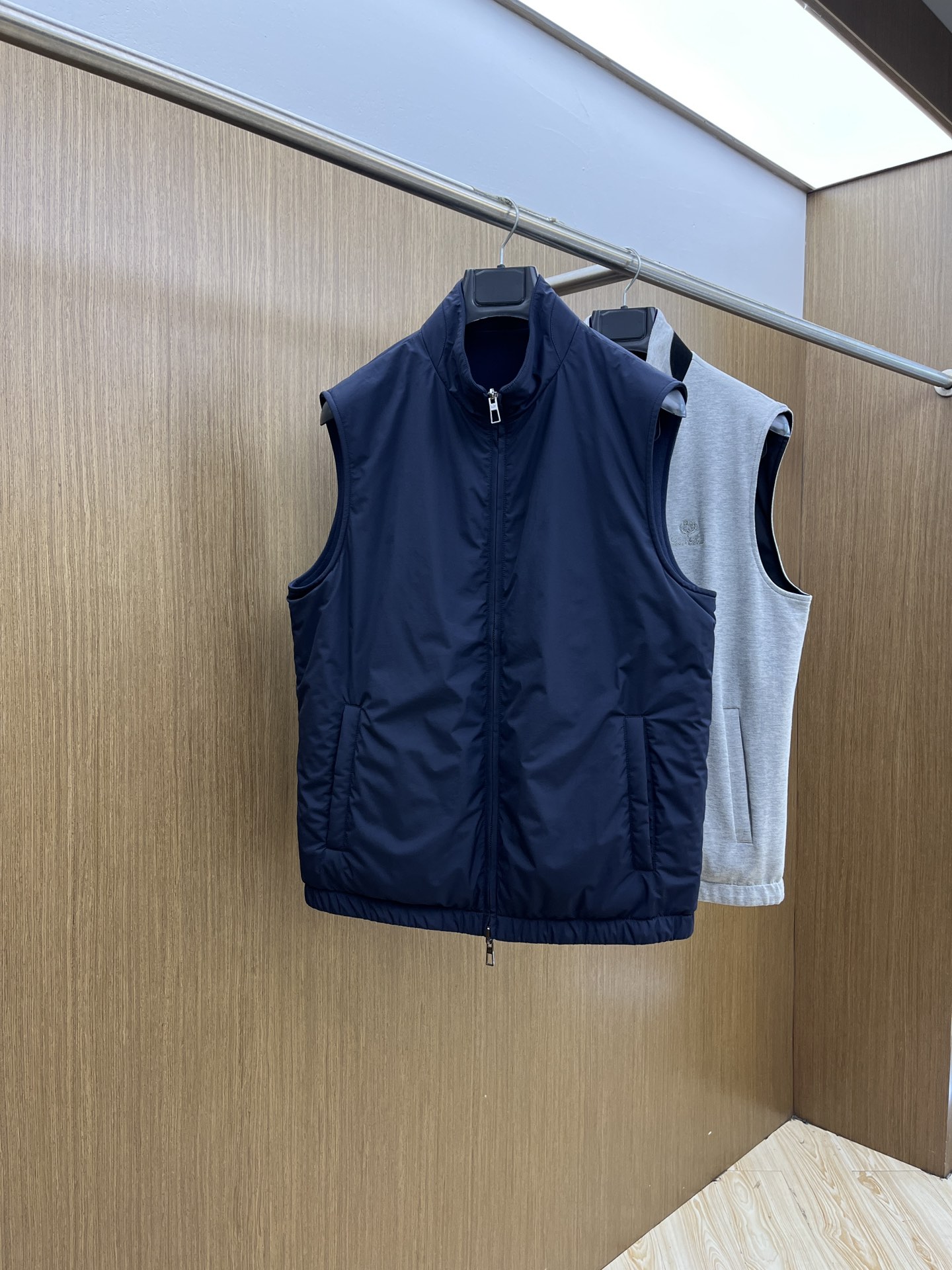 NO:505571,Autumn and Winter LSS Autumn and Winter New Double-sided Vest Jacket. Latest Style. Customized fabric is soft and skin-friendly, anti-wrinkle and stylish, and comfortable on the upper body; the chest is decorated with brand logo, which is highly recognizable; stand-up collar design, business and casual merger; fjj polyester fiber lining, full of high-end feeling; a vest suitable for many occasions, not picking the age of age. Size: M-3XL, loro piano, jackets & coats, alexander wang19860909秋冬 LSS秋冬新款双面马甲外套.最新款.定制面料软糯亲肤,抗皱有型,上身舒适；胸前饰以品牌logo,辨识度极高；立领设计,商务与休闲兼并；fjj聚脂纤维内衬,高级感满满；一款适合多种场合,不挑年纪的马甲.尺码:M-3XL,,loro piana,jackets & coats,alexander wang,Men's clothing