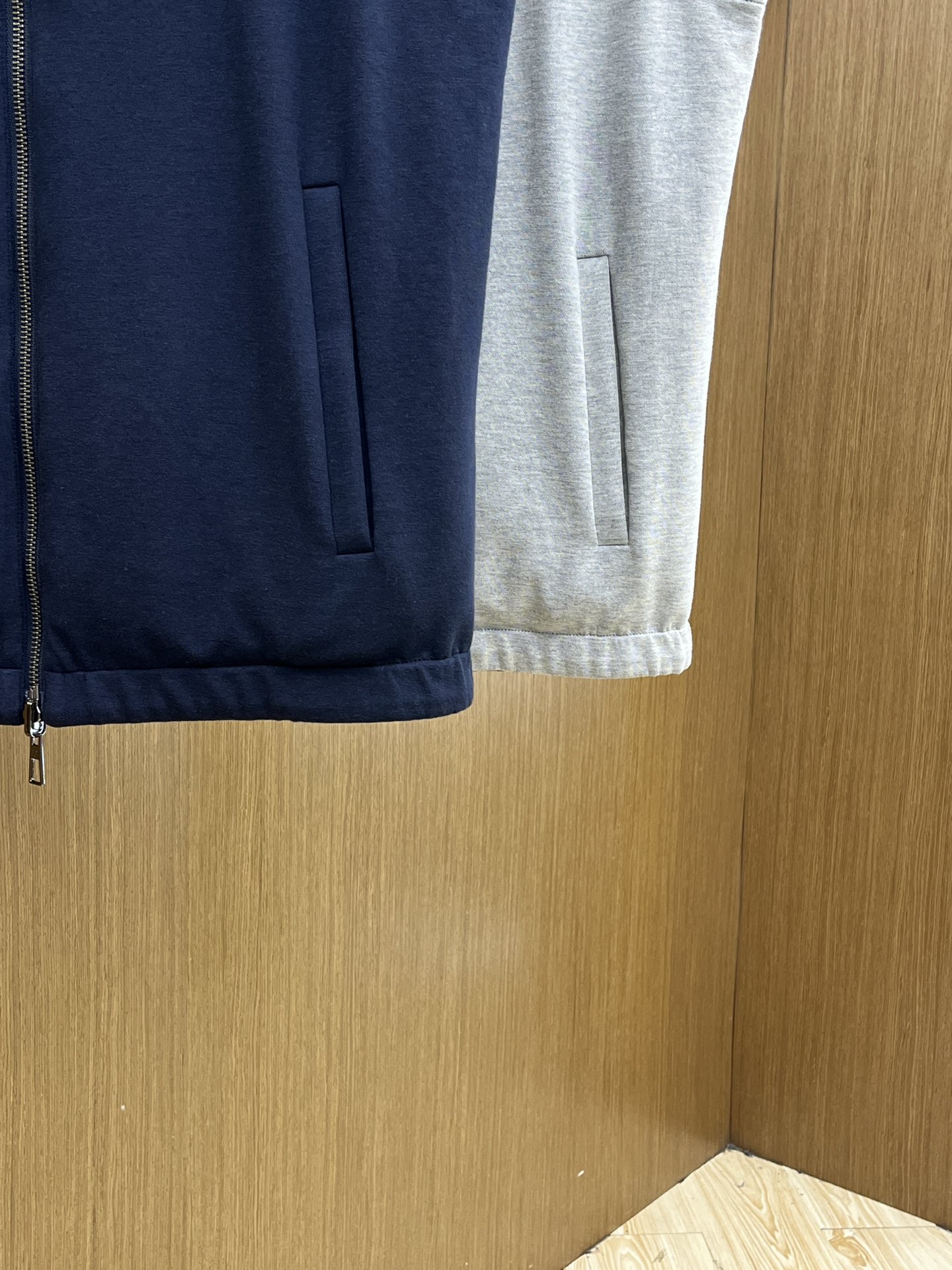 秋冬 lP🆕🔥🔥SS秋冬新款双面马甲外套。最新款。定制面料软糯亲肤，抗皱有型，上身舒适；胸前饰以品牌lo