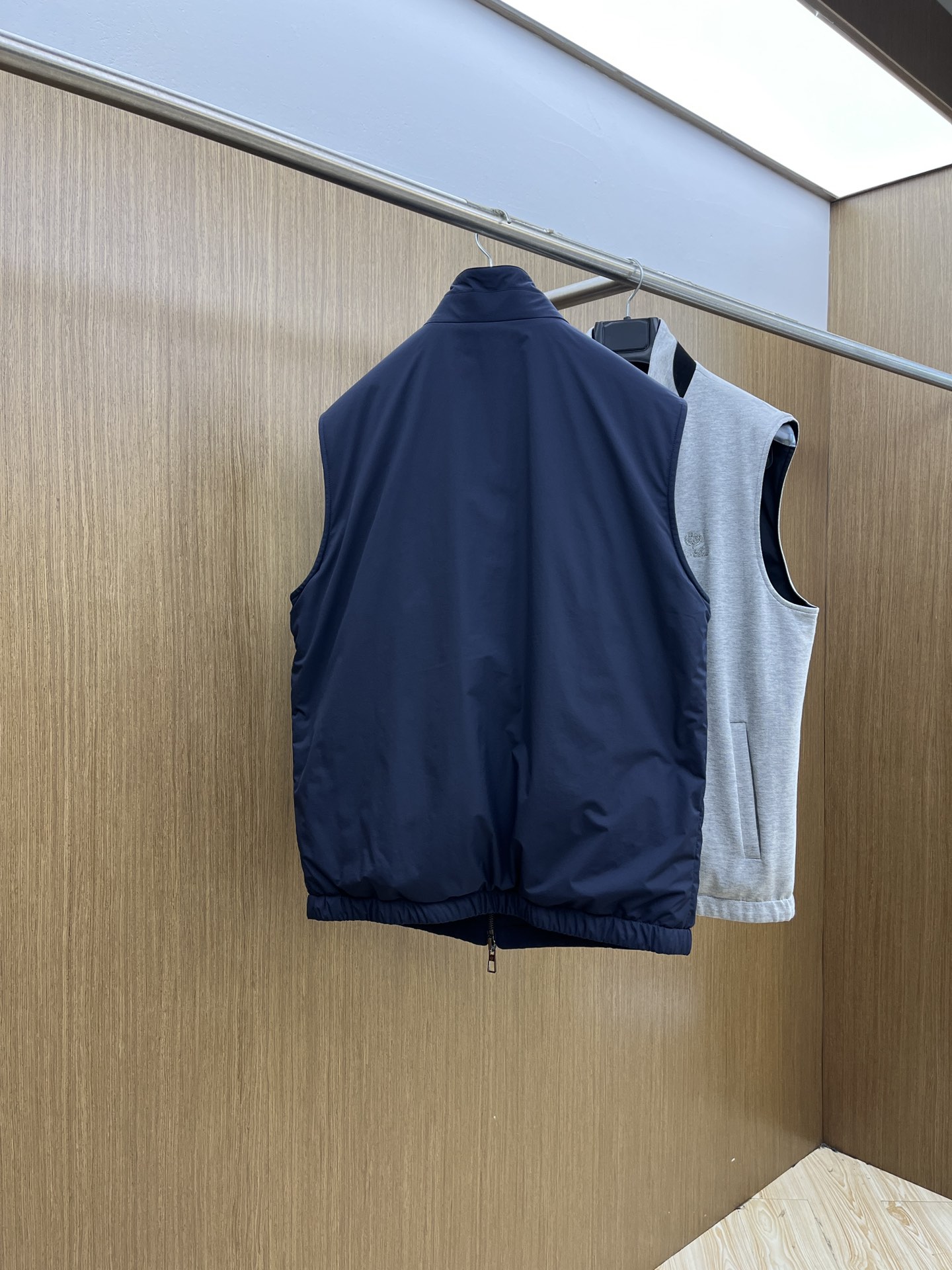 秋冬 lP🆕🔥🔥SS秋冬新款双面马甲外套。最新款。定制面料软糯亲肤，抗皱有型，上身舒适；胸前饰以品牌lo