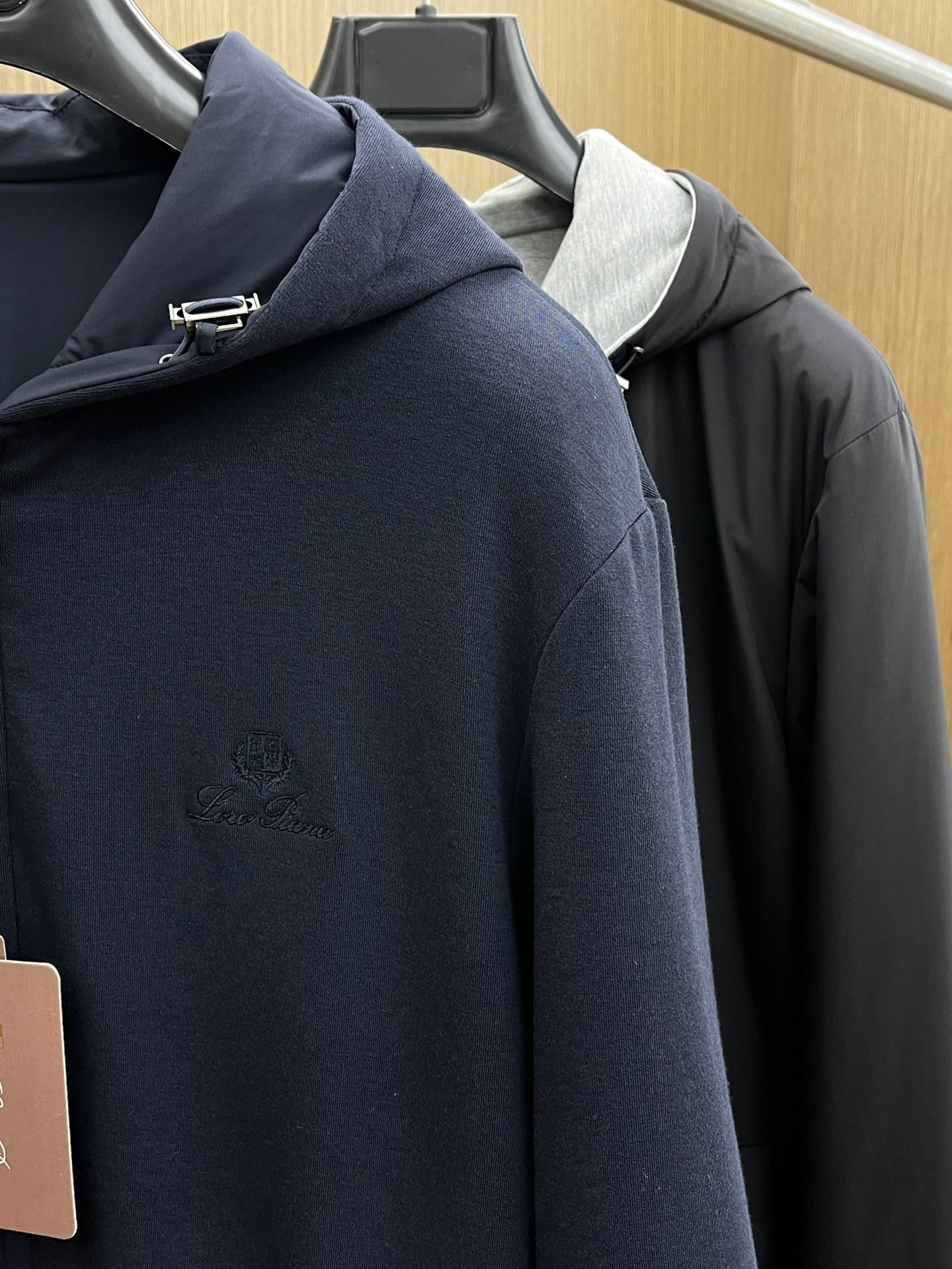 秋冬 lP🆕🔥🔥SS秋冬新款双面连帽棉服外套。最新款。定制面料软糯亲肤，抗皱有型，上身舒适；胸前饰以品牌