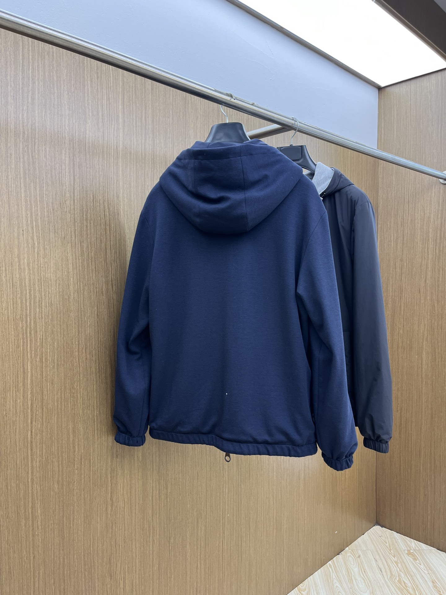 秋冬 lP🆕🔥🔥SS秋冬新款双面连帽棉服外套。最新款。定制面料软糯亲肤，抗皱有型，上身舒适；胸前饰以品牌