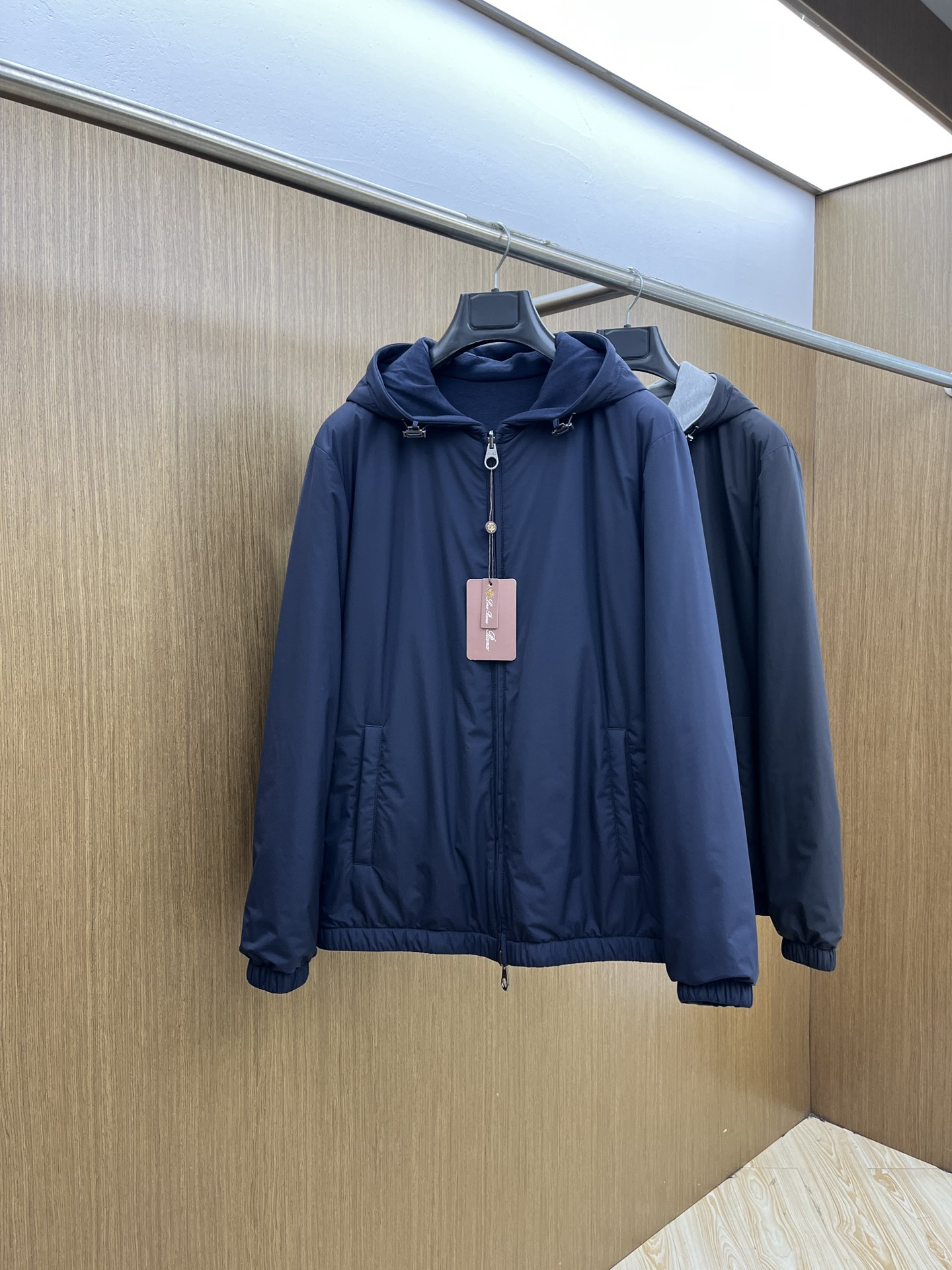 秋冬 lP🆕🔥🔥SS秋冬新款双面连帽棉服外套。最新款。定制面料软糯亲肤，抗皱有型，上身舒适；胸前饰以品牌