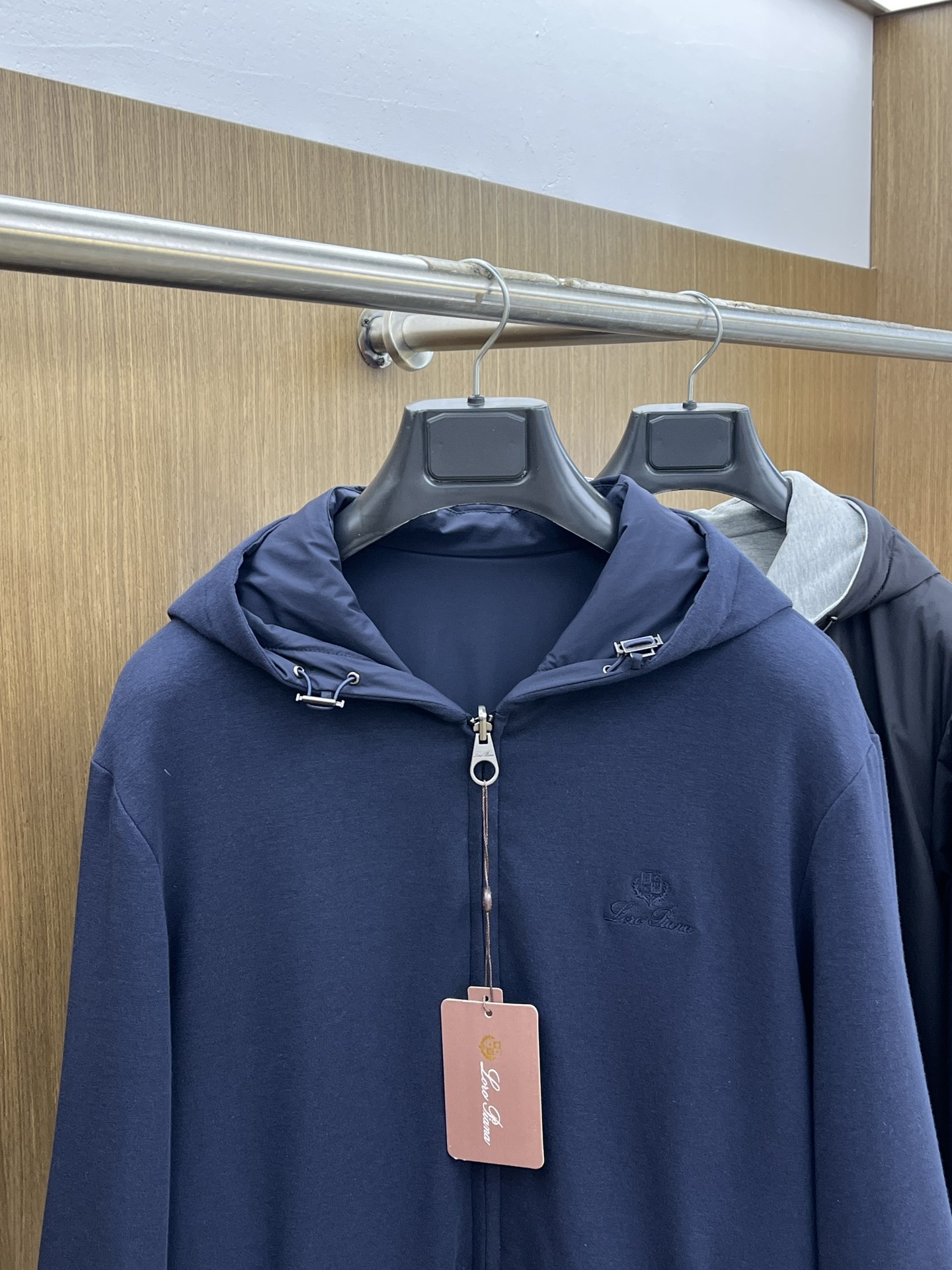 秋冬 lP🆕🔥🔥SS秋冬新款双面连帽棉服外套。最新款。定制面料软糯亲肤，抗皱有型，上身舒适；胸前饰以品牌