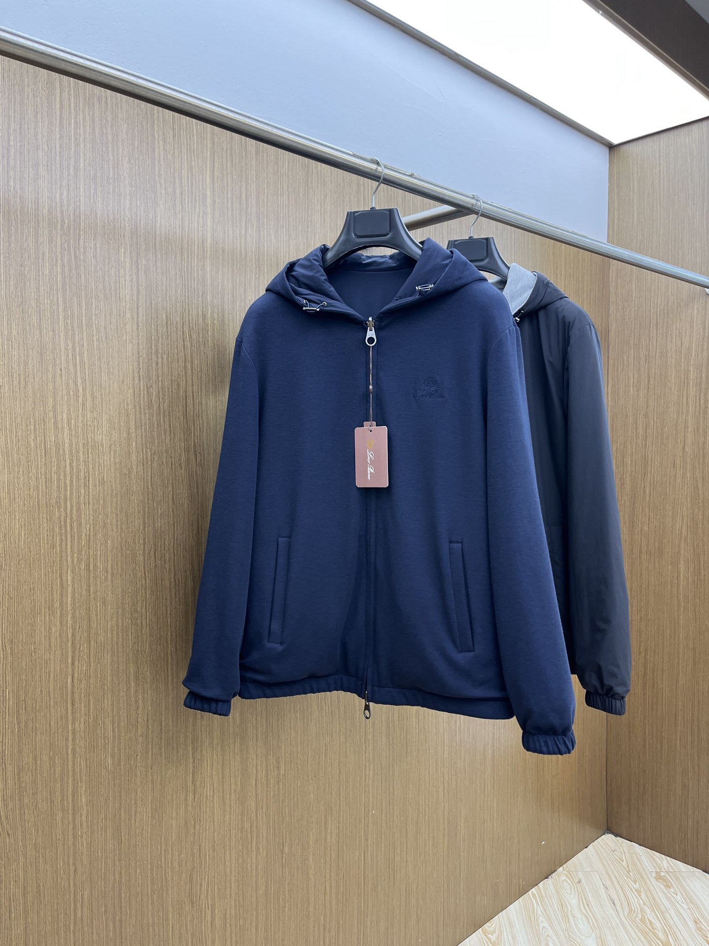 秋冬 lP🆕🔥🔥SS秋冬新款双面连帽棉服外套。最新款。定制面料软糯亲肤，抗皱有型，上身舒适；胸前饰以品牌