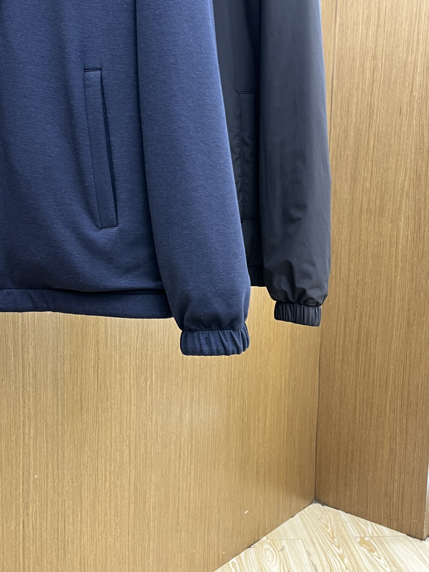 秋冬 lP🆕🔥🔥SS秋冬新款双面连帽棉服外套。最新款。定制面料软糯亲肤，抗皱有型，上身舒适；胸前饰以品牌