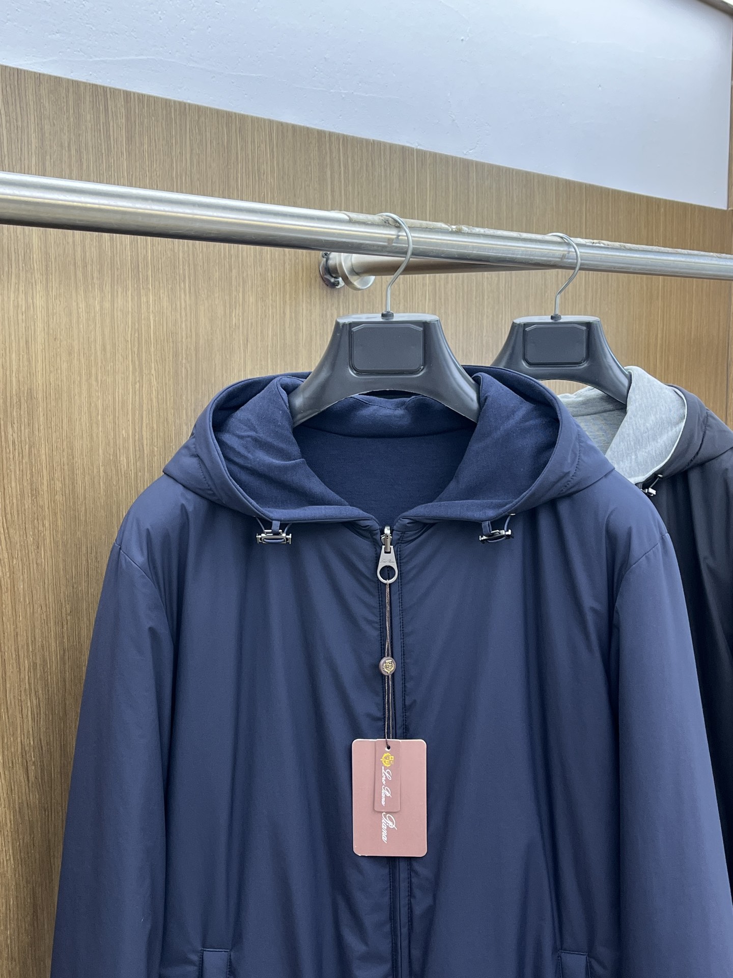 秋冬 lP🆕🔥🔥SS秋冬新款双面连帽棉服外套。最新款。定制面料软糯亲肤，抗皱有型，上身舒适；胸前饰以品牌