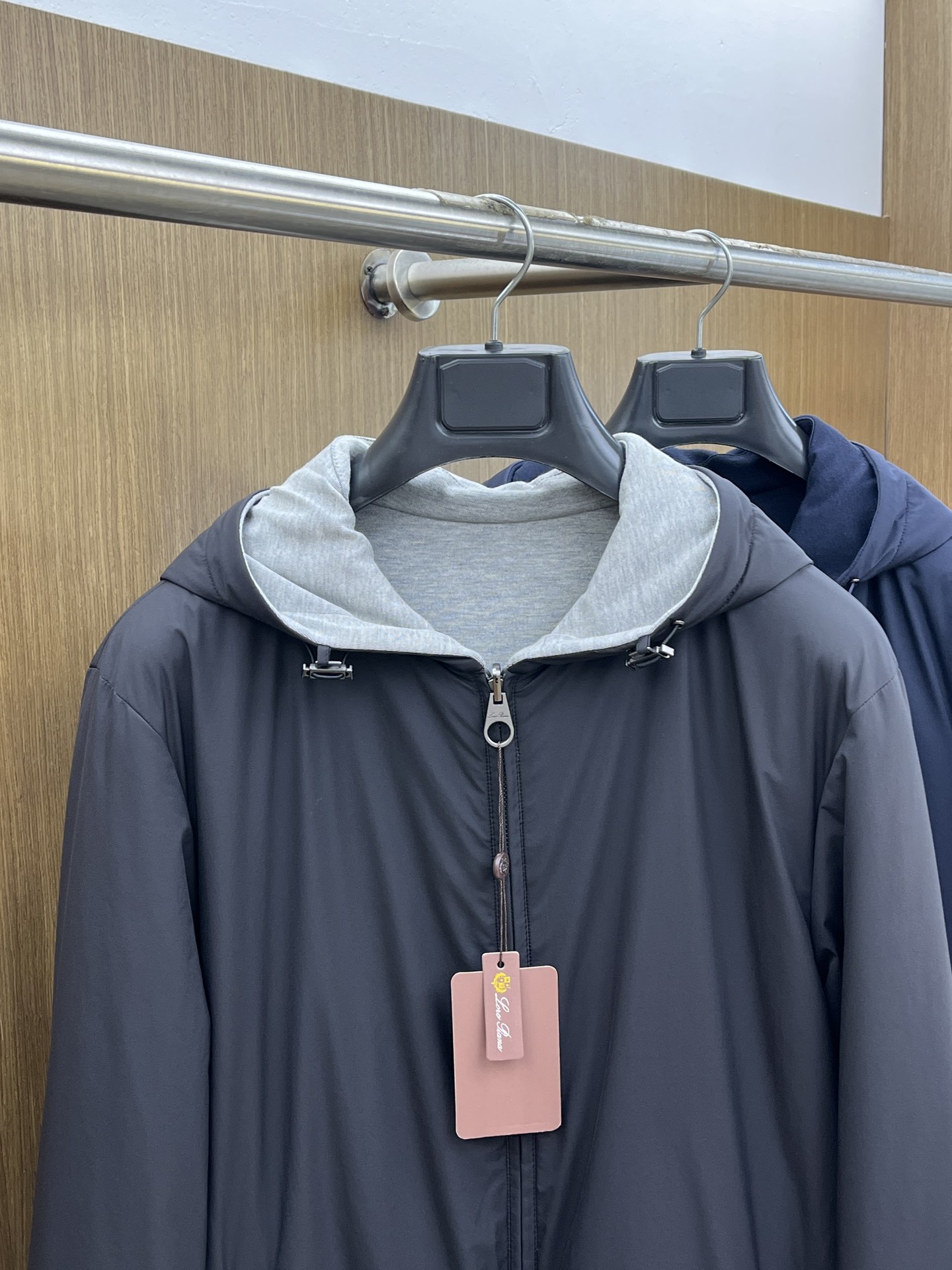 秋冬 lP🆕🔥🔥SS秋冬新款双面连帽棉服外套。最新款。定制面料软糯亲肤，抗皱有型，上身舒适；胸前饰以品牌