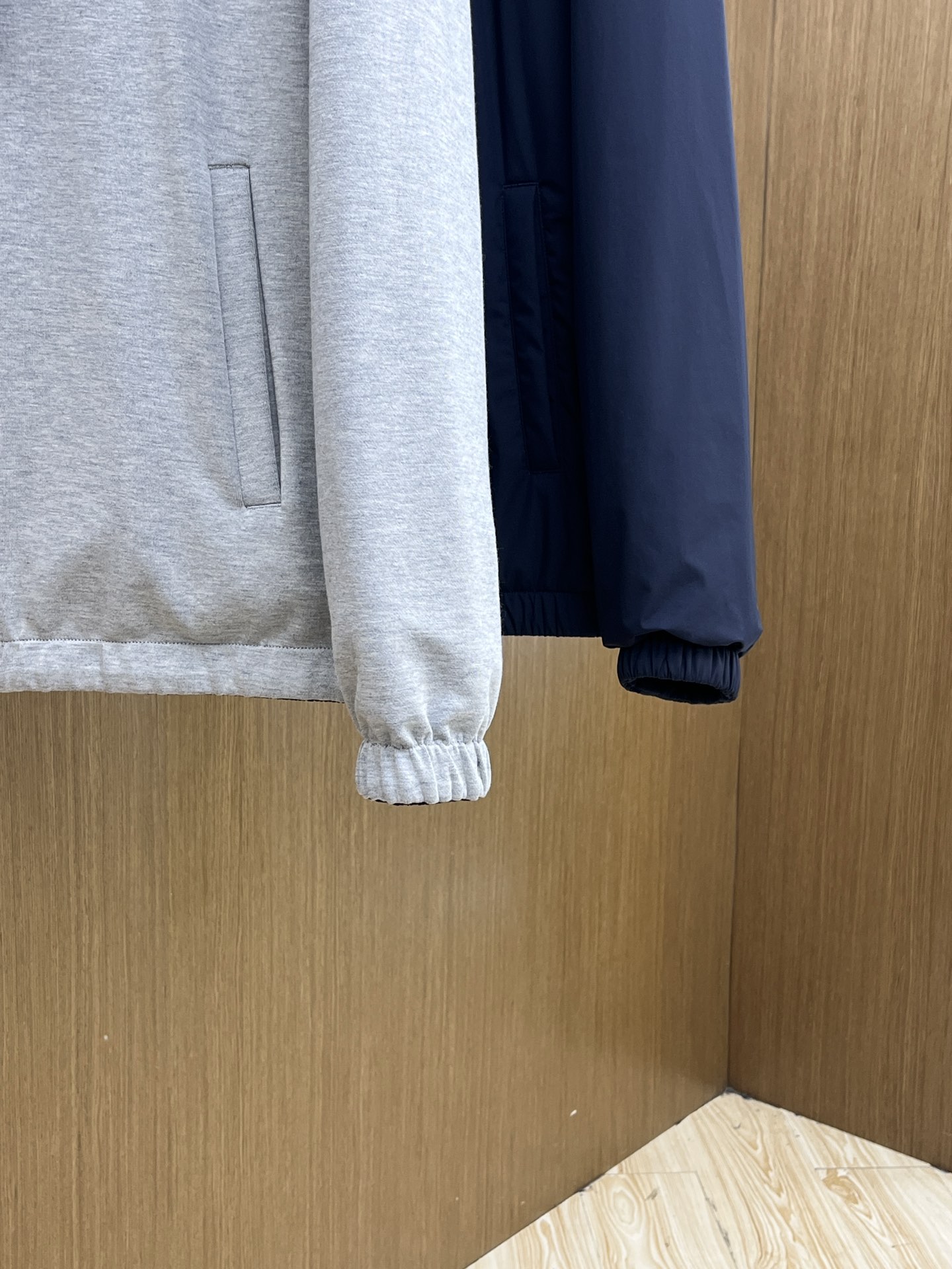 秋冬 lP🆕🔥🔥SS秋冬新款双面连帽棉服外套。最新款。定制面料软糯亲肤，抗皱有型，上身舒适；胸前饰以品牌