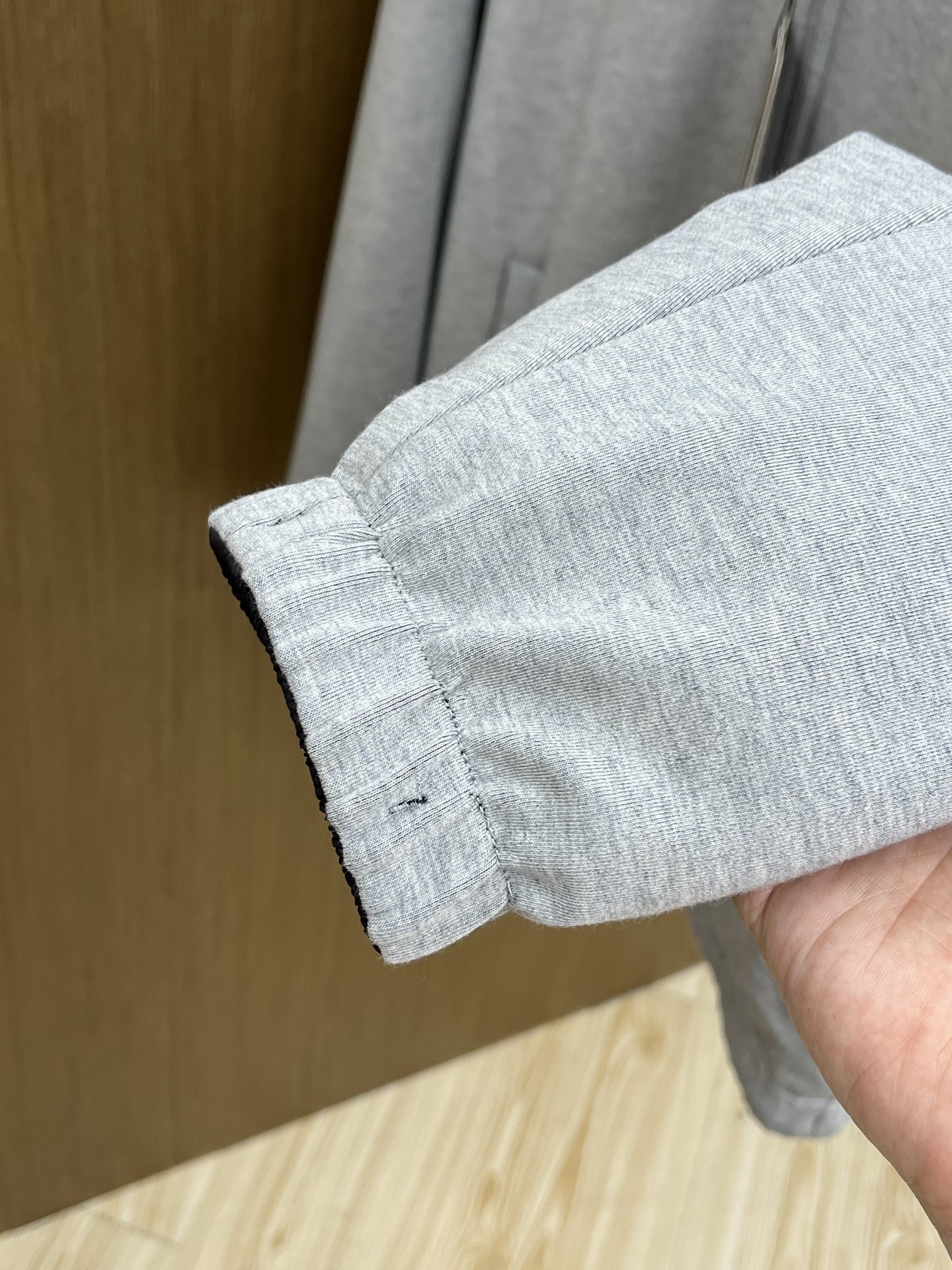 秋冬 lP🆕🔥🔥SS秋冬新款双面连帽棉服外套。最新款。定制面料软糯亲肤，抗皱有型，上身舒适；胸前饰以品牌