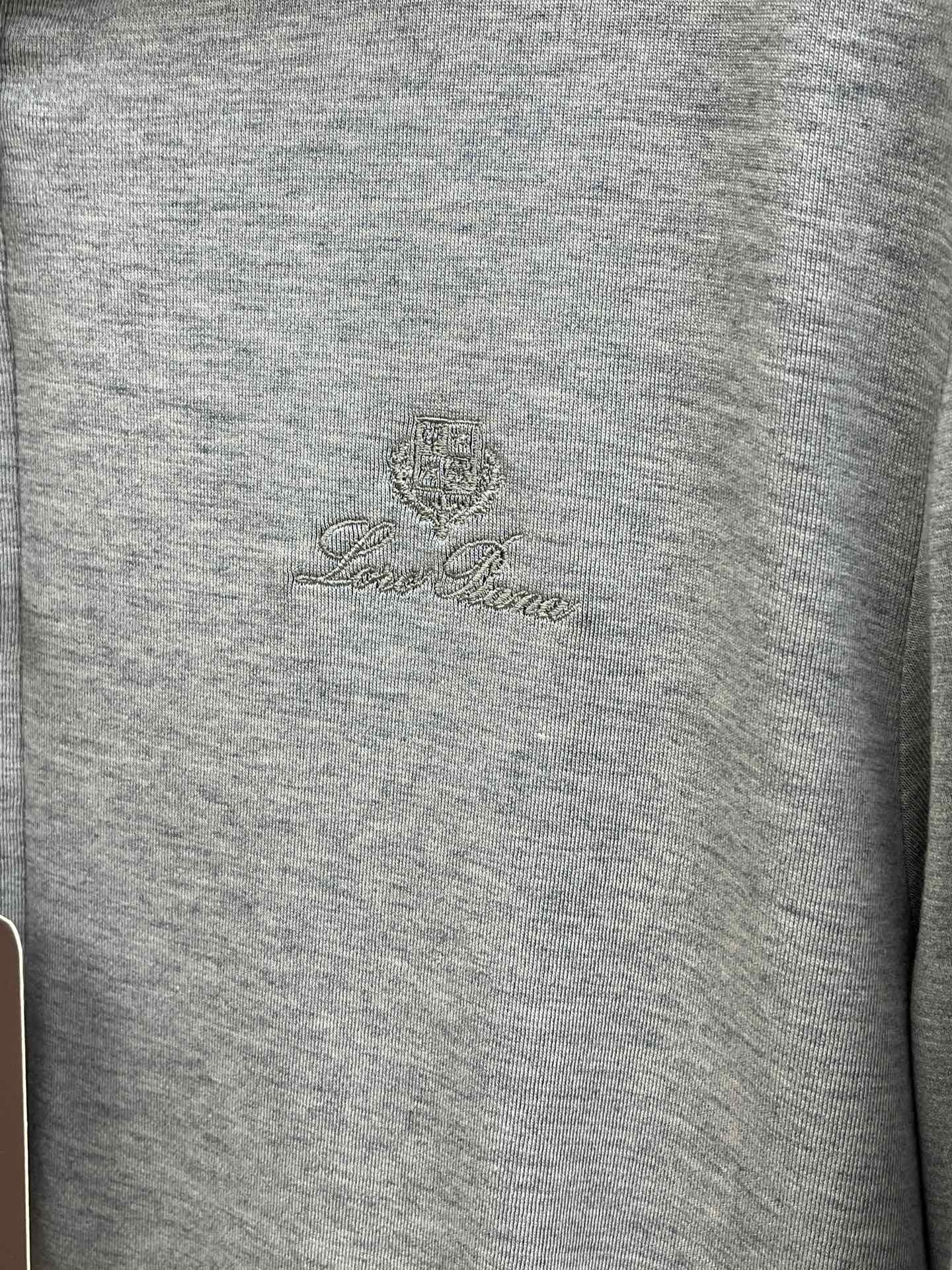 秋冬 lP🆕🔥🔥SS秋冬新款双面连帽棉服外套。最新款。定制面料软糯亲肤，抗皱有型，上身舒适；胸前饰以品牌