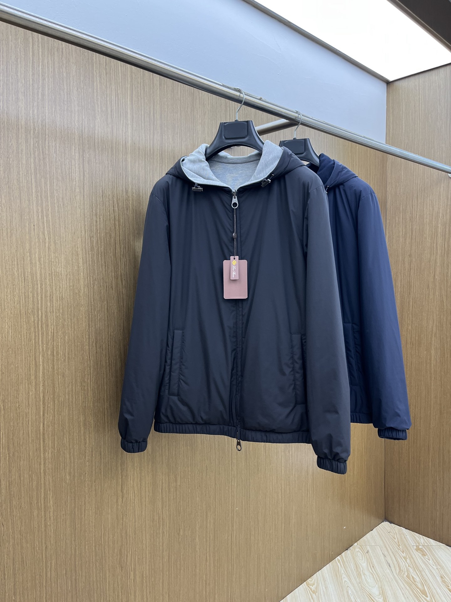 NO:505572,Autumn and Winter LSS Autumn and Winter New Double-sided Hooded Cotton Coat Jacket. Latest Style. Customized fabric is soft and skin-friendly, anti-wrinkle and stylish, and comfortable on the upper body; the chest is decorated with brand logo, which is highly recognizable; stand-up collar design, business and casual merger; fjj polyester fiber lining, full of high-end feeling; a casual jacket suitable for many occasions, not picking the age. Size: M-3XL, loro piano, jackets & coats, hats, alexander wang19860909秋冬 LSS秋冬新款双面连帽棉服外套.最新款.定制面料软糯亲肤,抗皱有型,上身舒适；胸前饰以品牌logo,辨识度极高；立领设计,商务与休闲兼并；fjj聚脂纤维内衬,高级感满满；一款适合多种场合,不挑年纪的休闲外套 尺码:M-3XL,,loro piana,jackets & coats,hats,alexander wang,Men's clothing