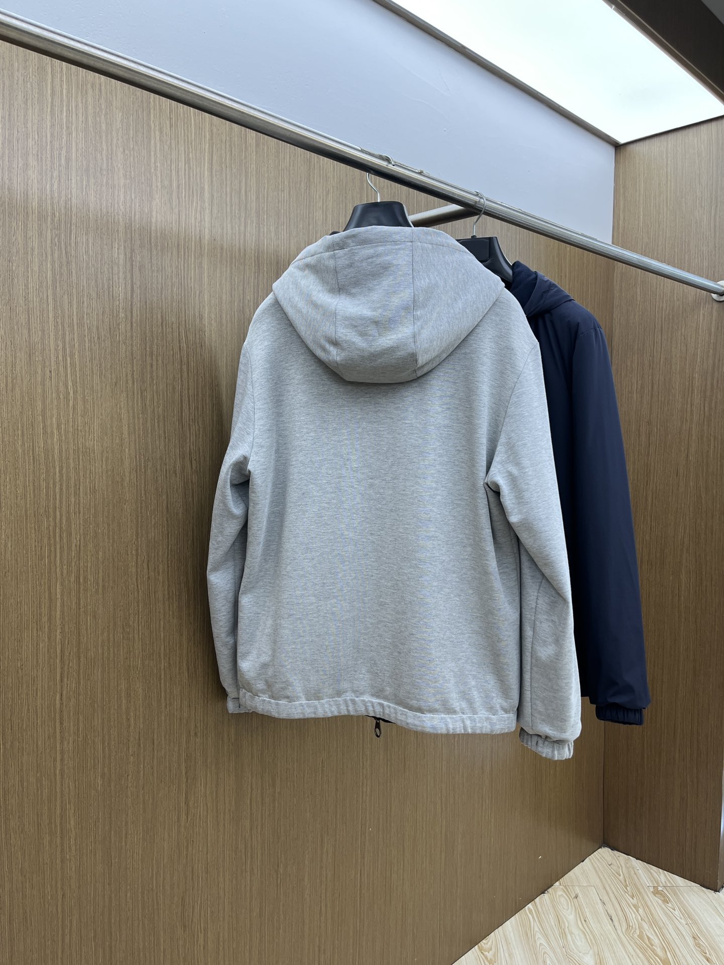 秋冬 lP🆕🔥🔥SS秋冬新款双面连帽棉服外套。最新款。定制面料软糯亲肤，抗皱有型，上身舒适；胸前饰以品牌