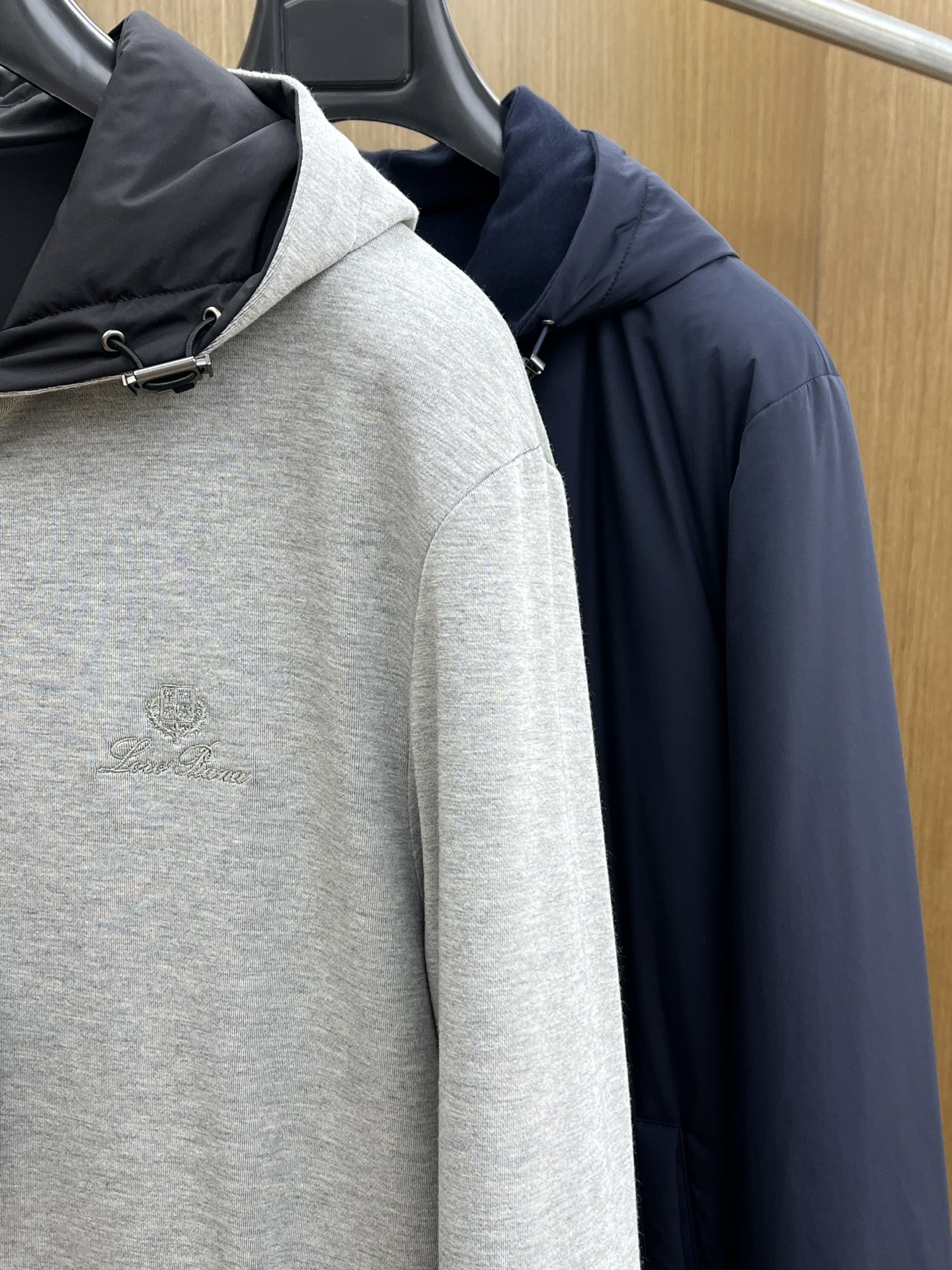 秋冬 lP🆕🔥🔥SS秋冬新款双面连帽棉服外套。最新款。定制面料软糯亲肤，抗皱有型，上身舒适；胸前饰以品牌