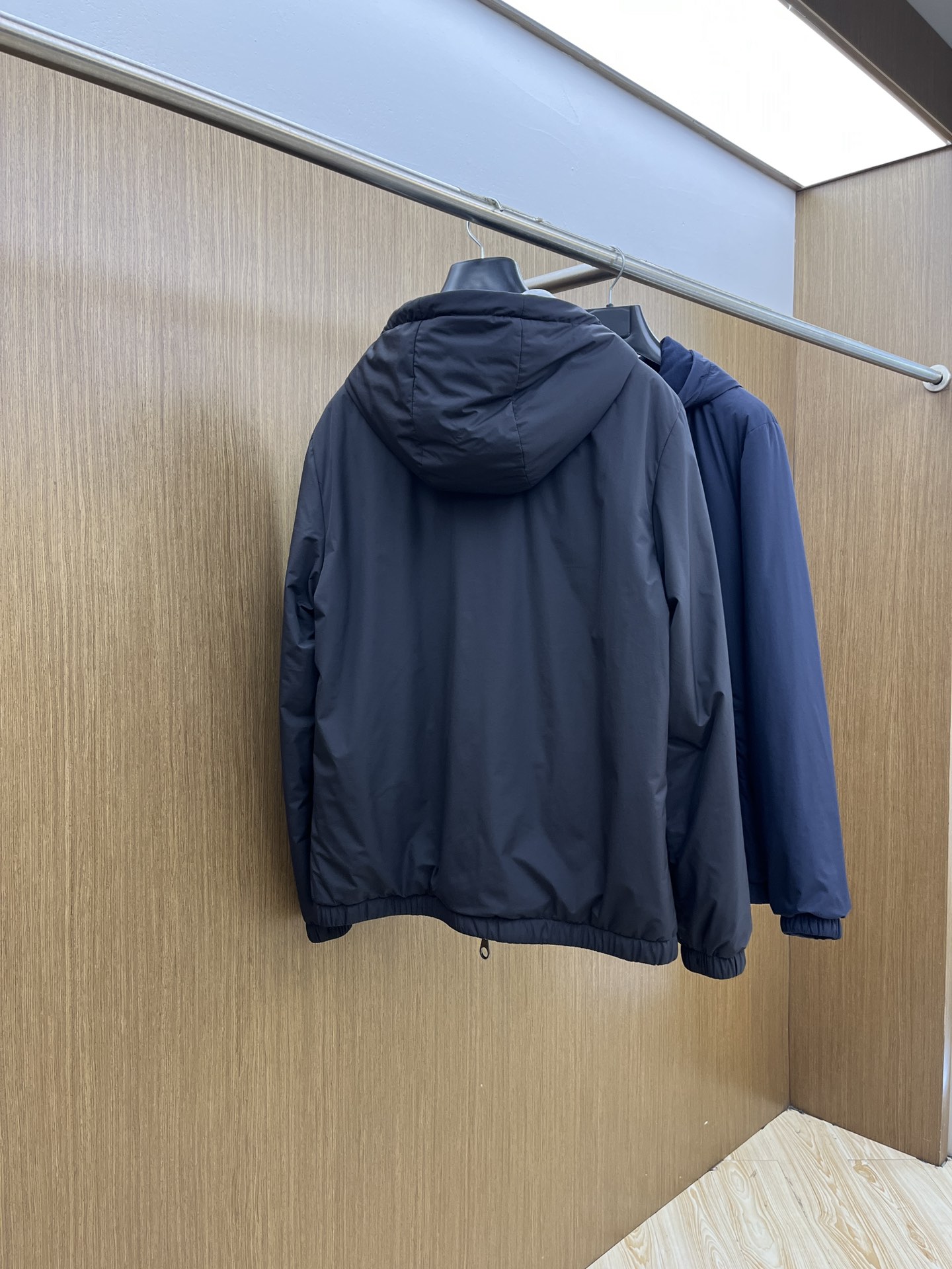 秋冬 lP🆕🔥🔥SS秋冬新款双面连帽棉服外套。最新款。定制面料软糯亲肤，抗皱有型，上身舒适；胸前饰以品牌