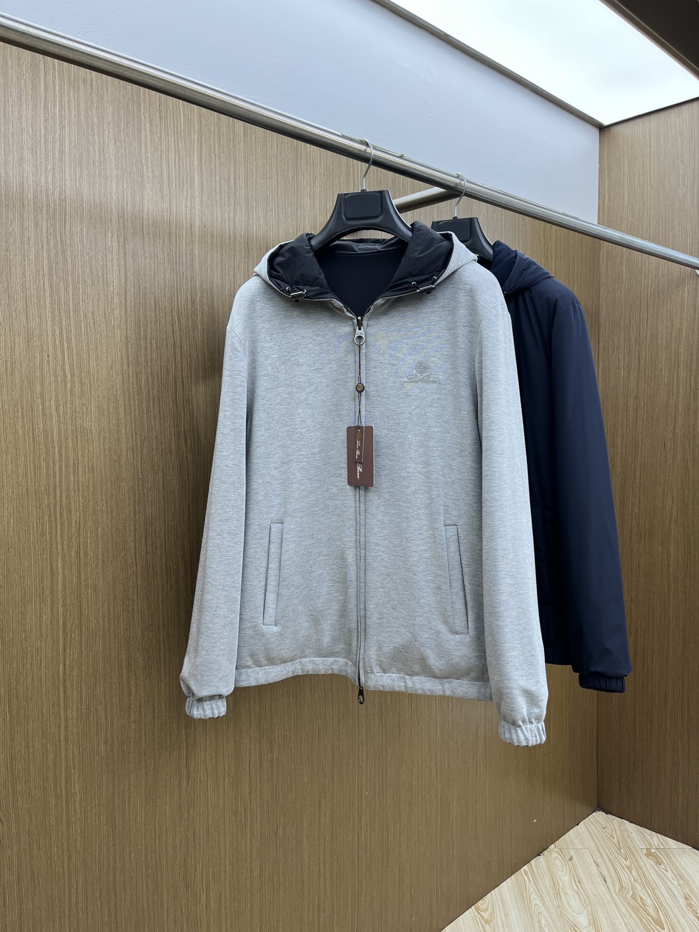 秋冬 lP🆕🔥🔥SS秋冬新款双面连帽棉服外套。最新款。定制面料软糯亲肤，抗皱有型，上身舒适；胸前饰以品牌